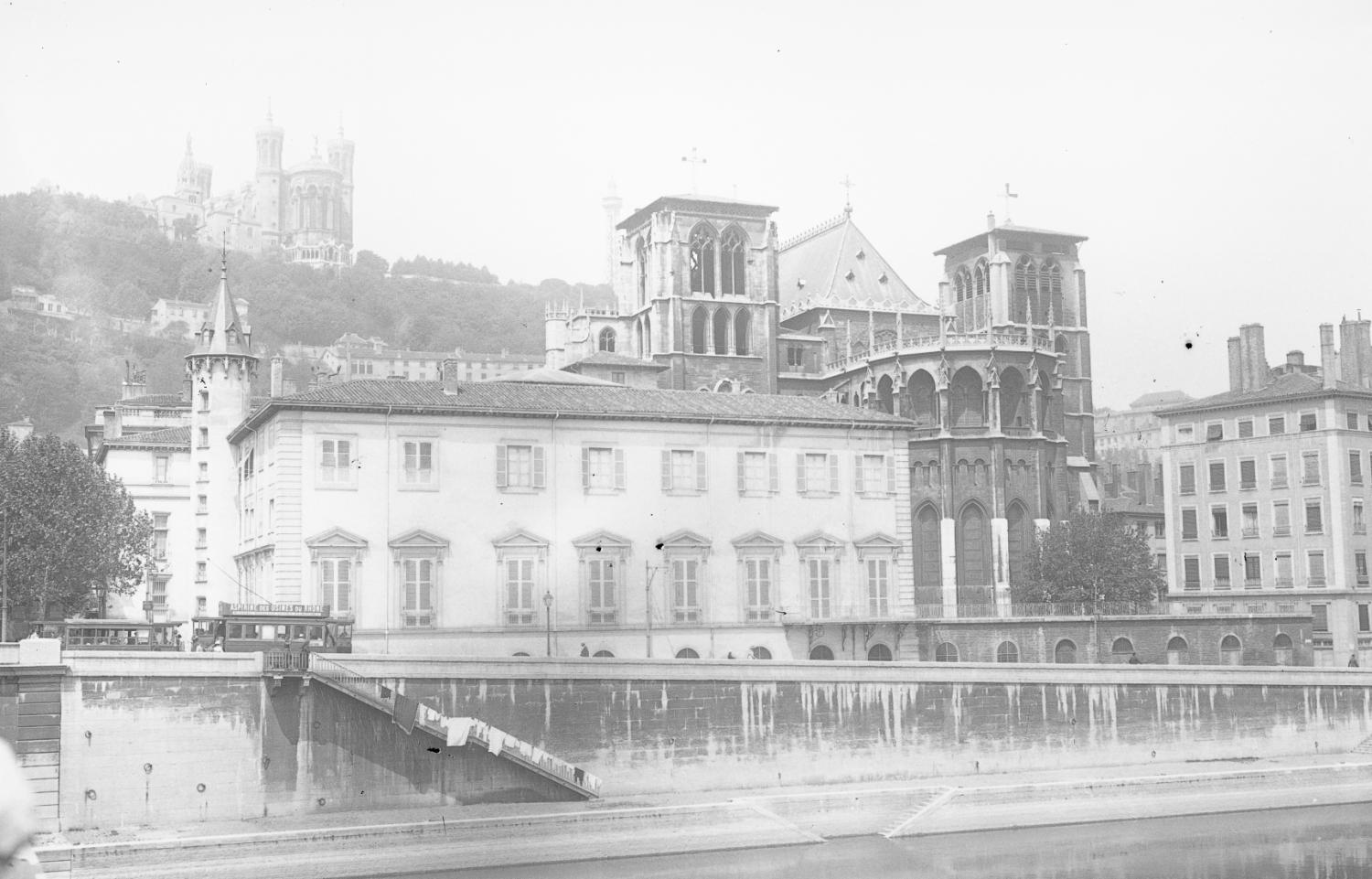 [La colline de Fourvière, la Cathédrale et le palais Saint-Jean, vus depuis la rive gauche de la Saône]