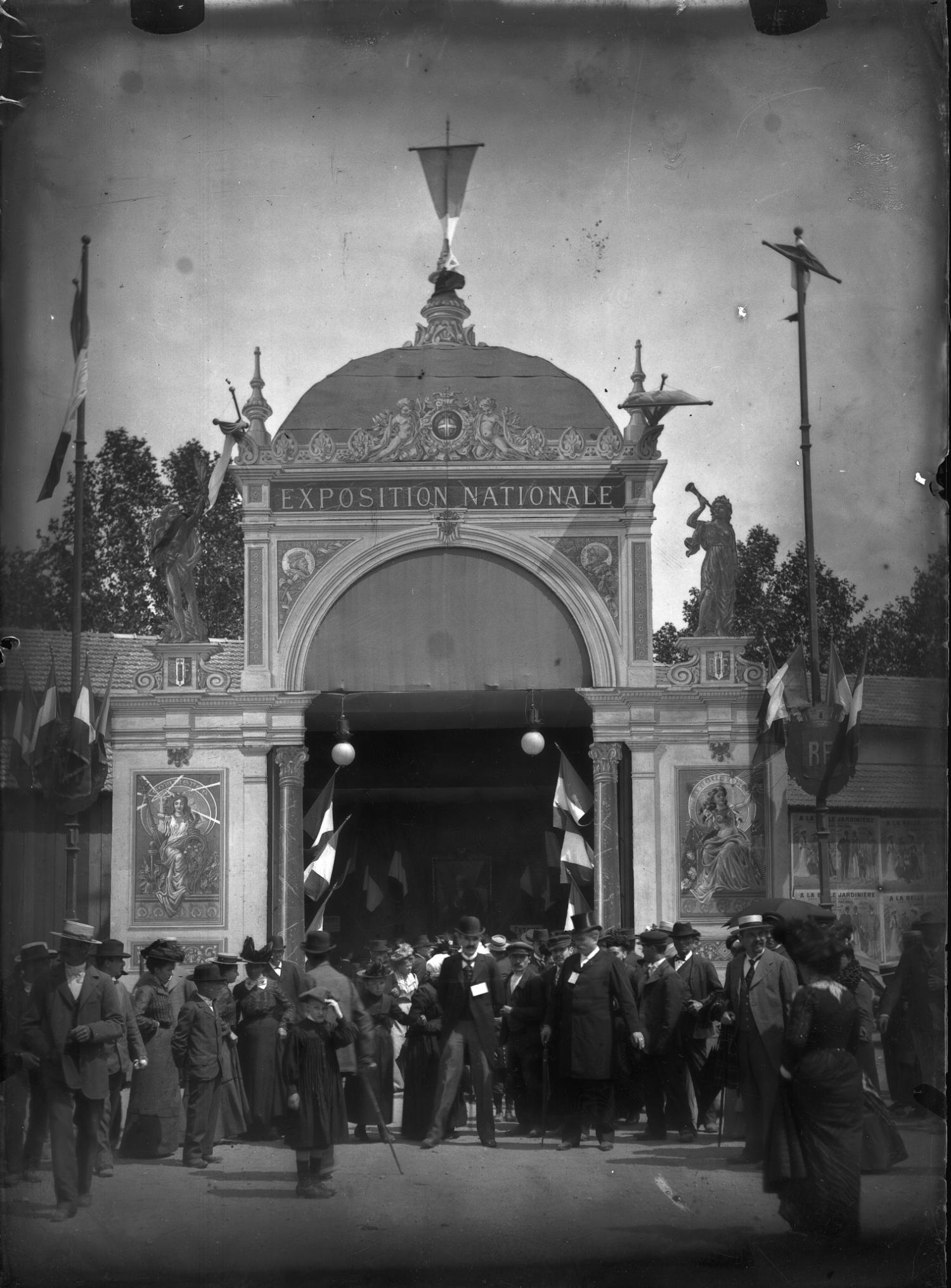 [Entrée de l'Exposition universelle et coloniale, au parc de la Tête-d'Or, en 1894]