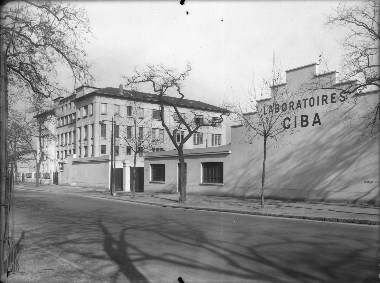 [Laboratoire Ciba : bâtiment et mur d'enceintes]