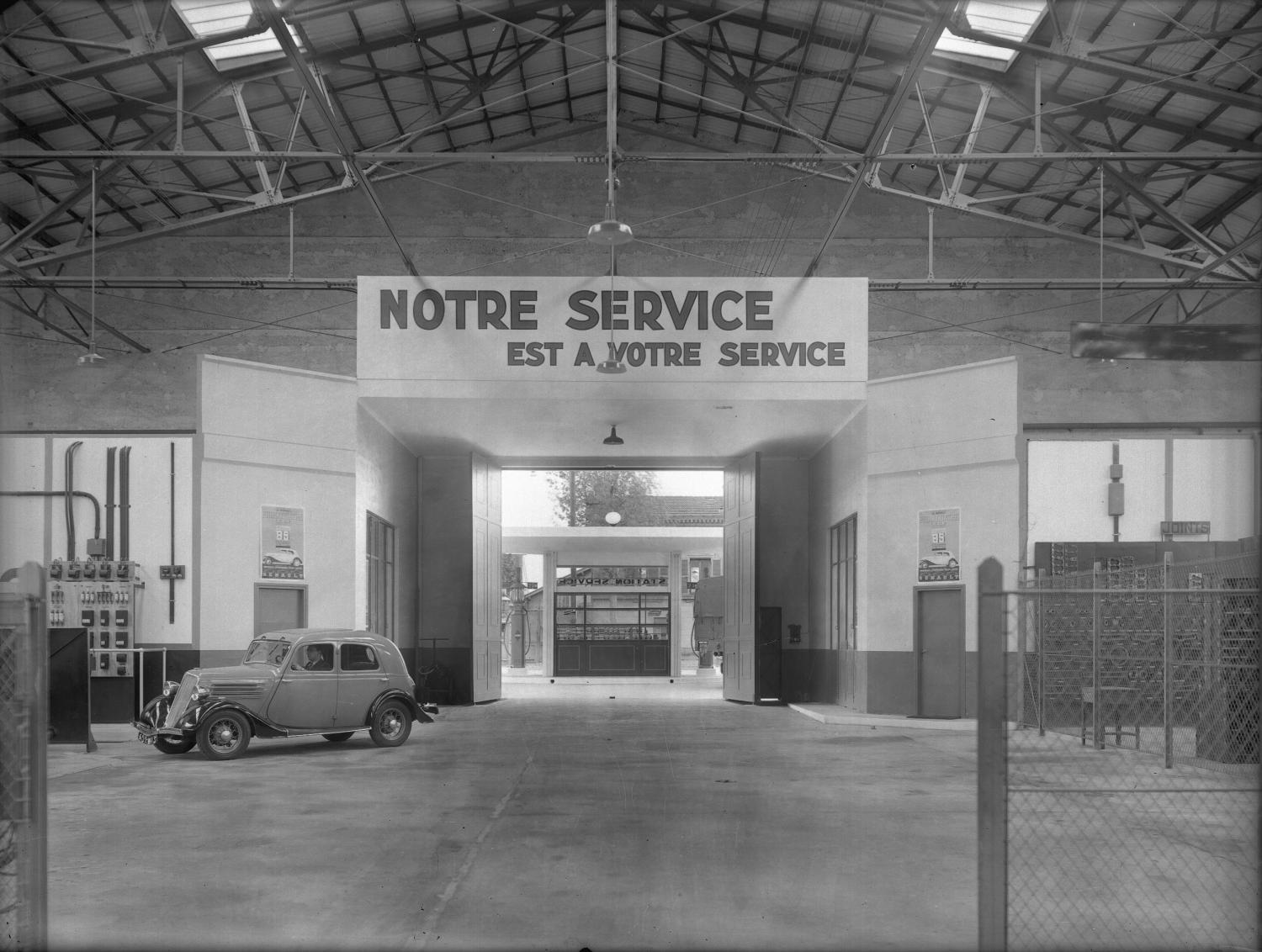 [Station-service Renault : le portail d'accès au hall]