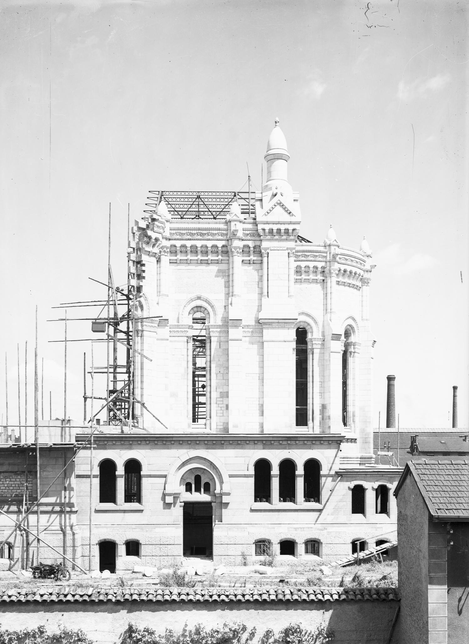 [Construction de l'église votive Notre-Dame du Sacré-Coeur, chemin de Saint-Eusèbe : l'abside en cours d'achèvement]