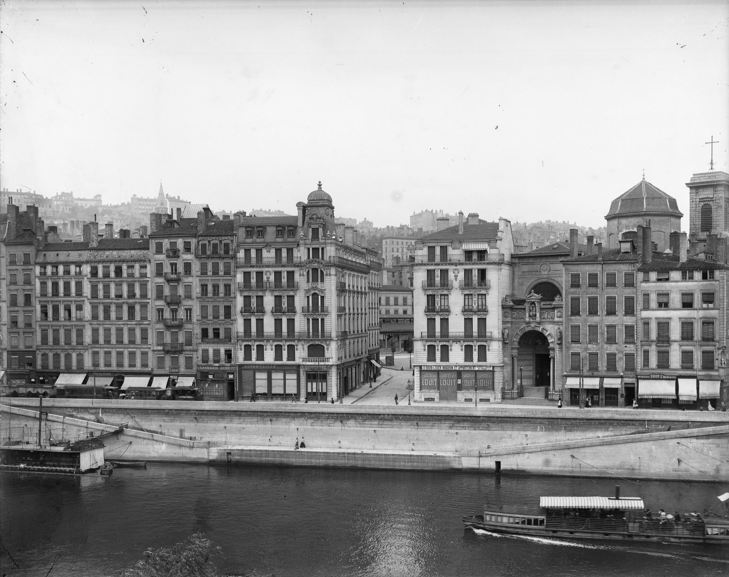 [L'Eglise et le quai Saint-Vincent. Bateau-mouche sur la Saône]