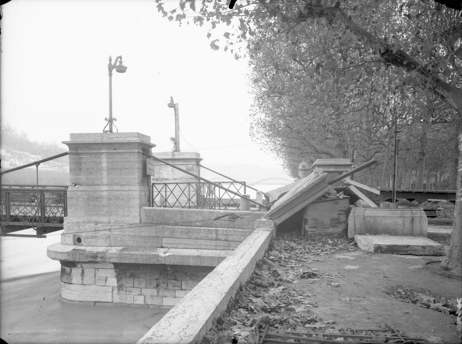 [Entrée du pont Vaïsse clôturé après sa destruction (10 novembre 1944)]