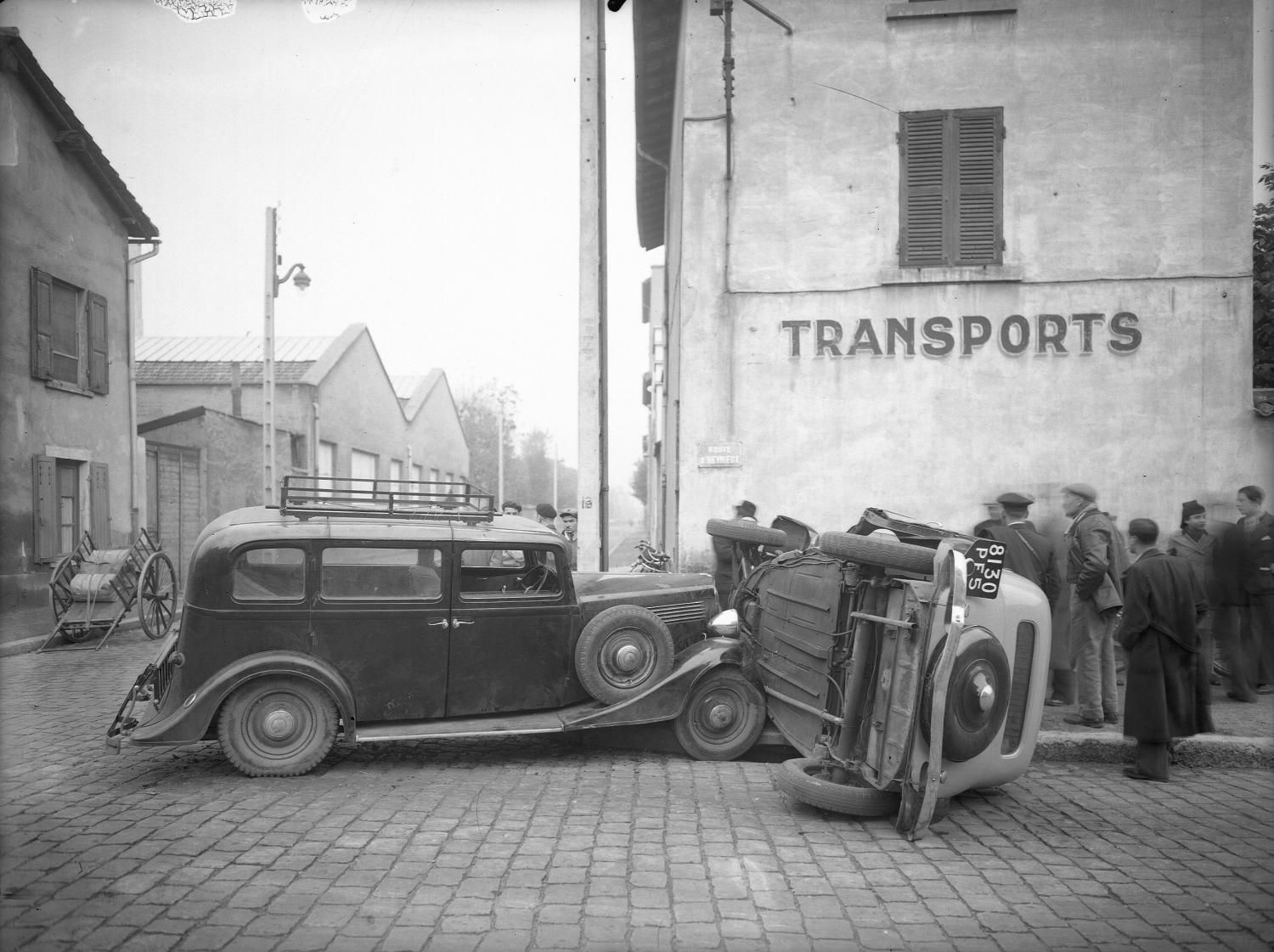 [Accident de voitures au carrefour de la rue de Villon et de la route d'Heyrieux]