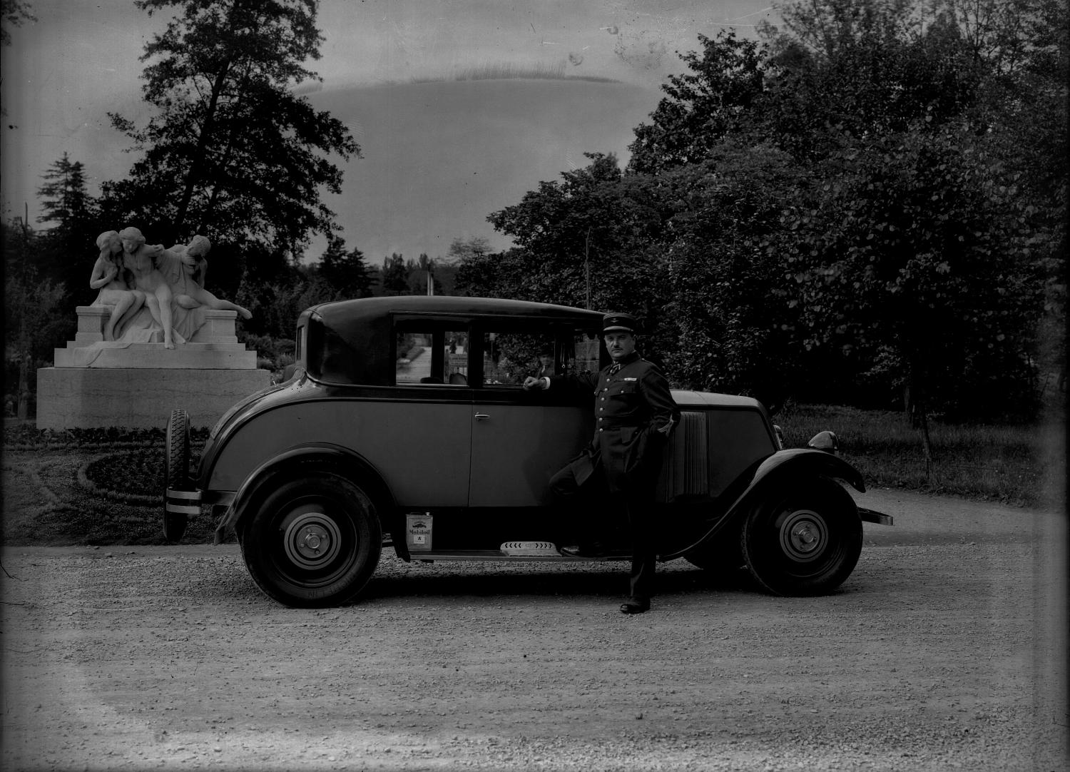 [Voiture et chauffeur à l'entrée du jardin botanique, à l'intérieur du parc de la Tête-d'Or]