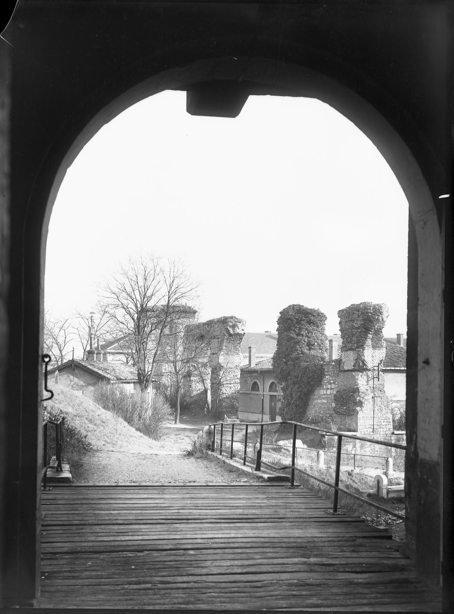 [Fort Saint-Irénée : vestiges de l'aqueduc du Gier]