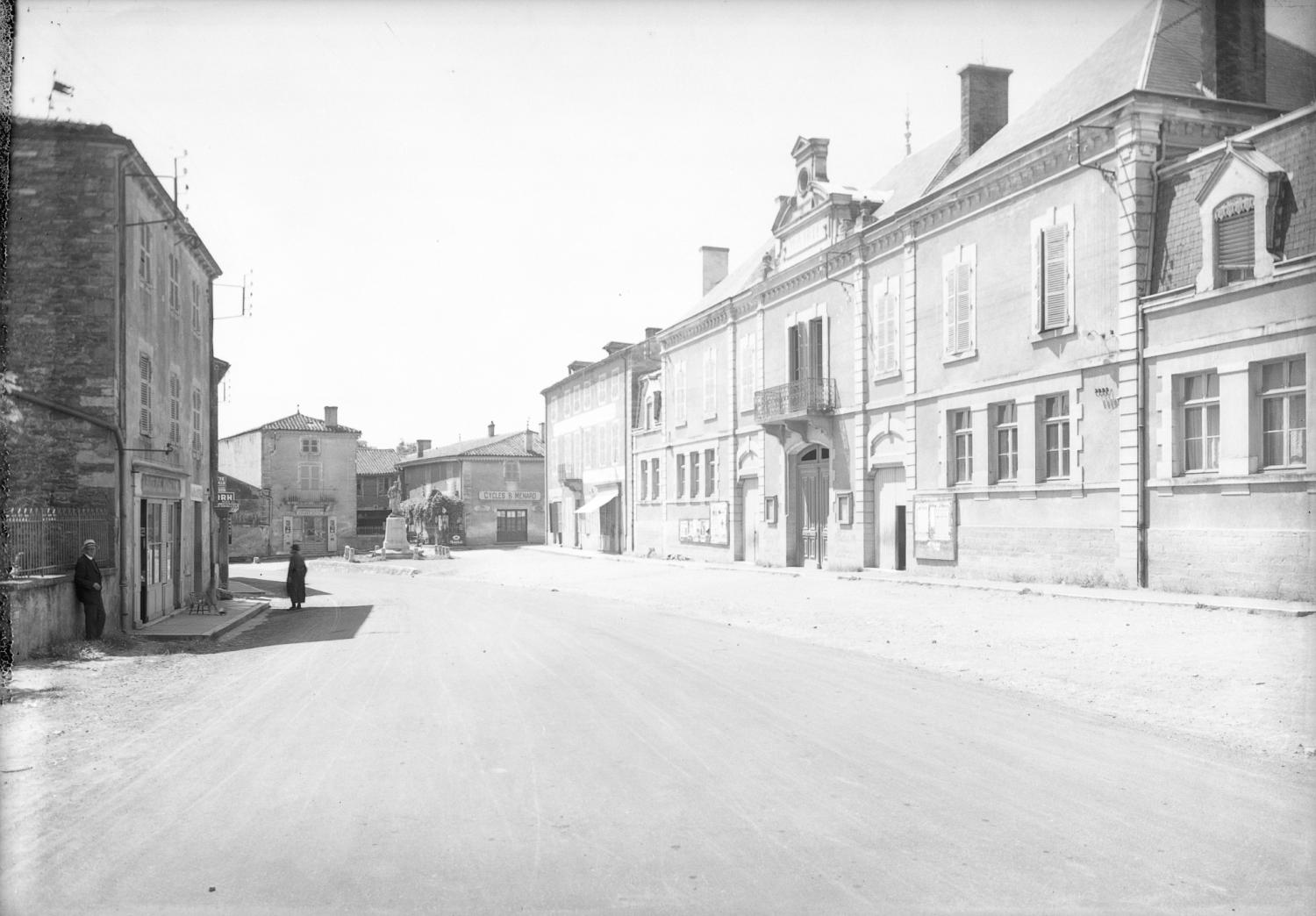 [Rue principale d'un village (Monsols ?)]