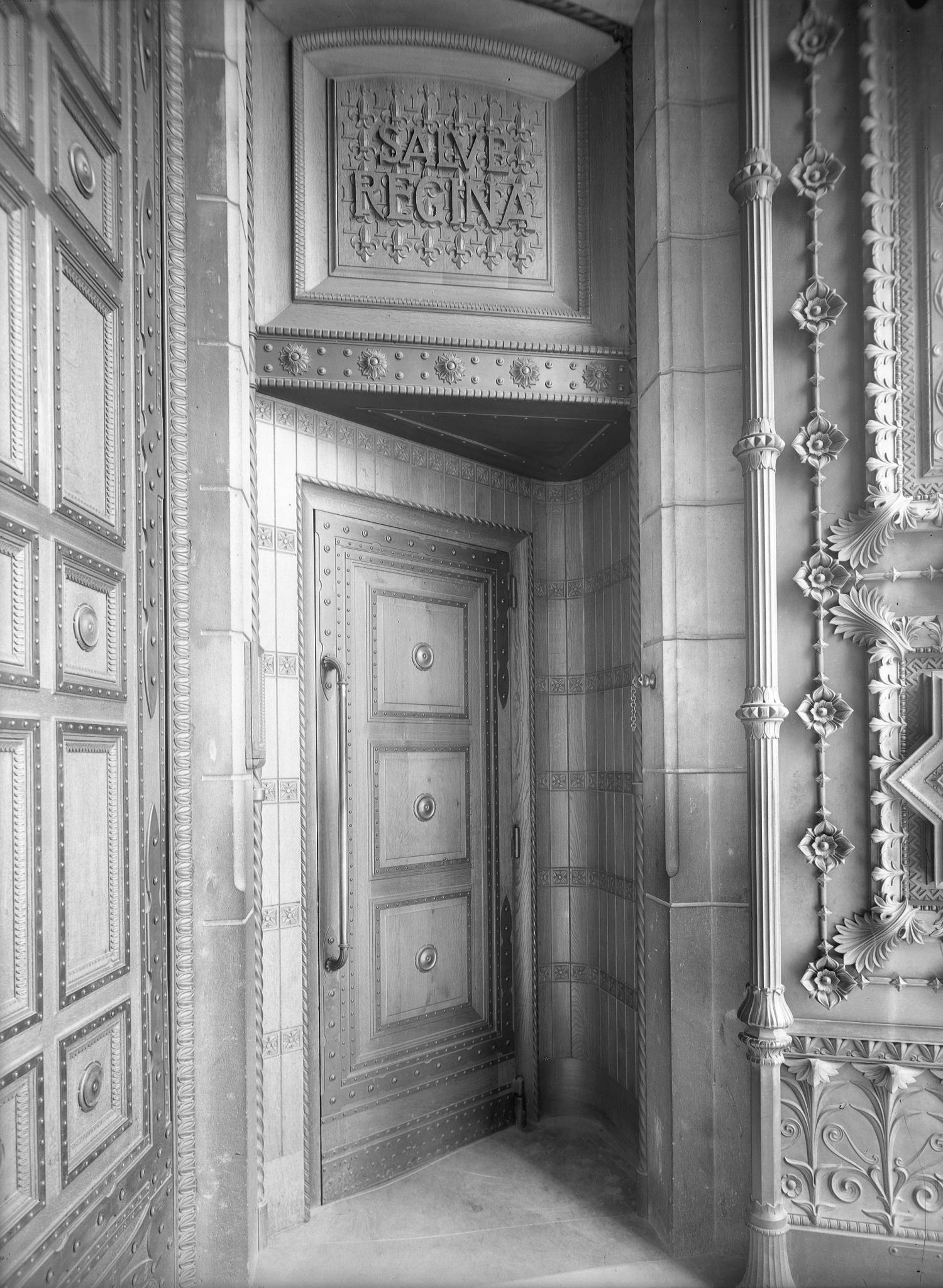 [Basilique de Fourvière: porte sculptée surmontée de l'inscription "Salve Regina"]