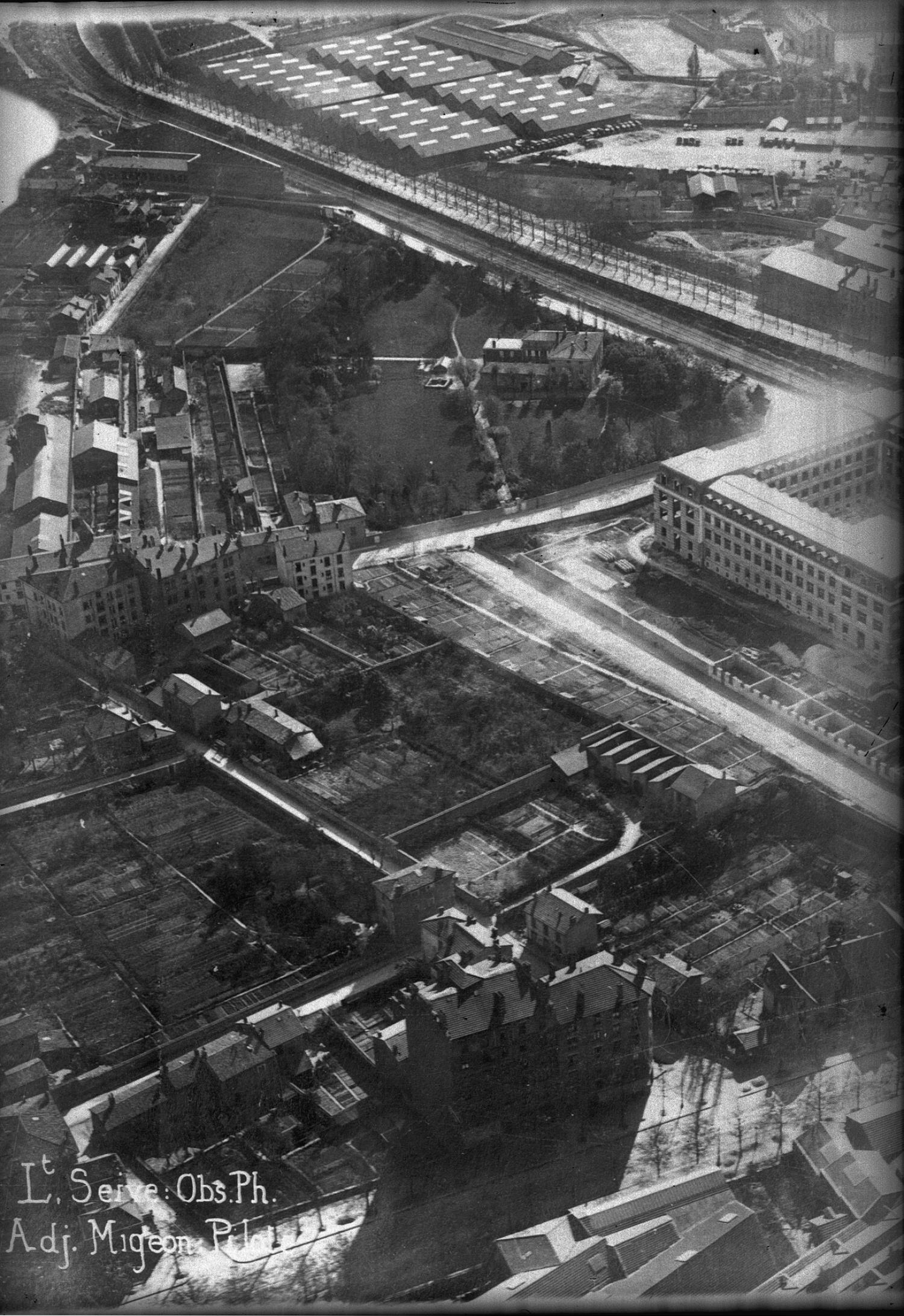 [Le Boulevard des Hirondelles et la Manufacture des Tabacs. Lieutenant Seive : observation photographique, adjudant Migeon : pilote]