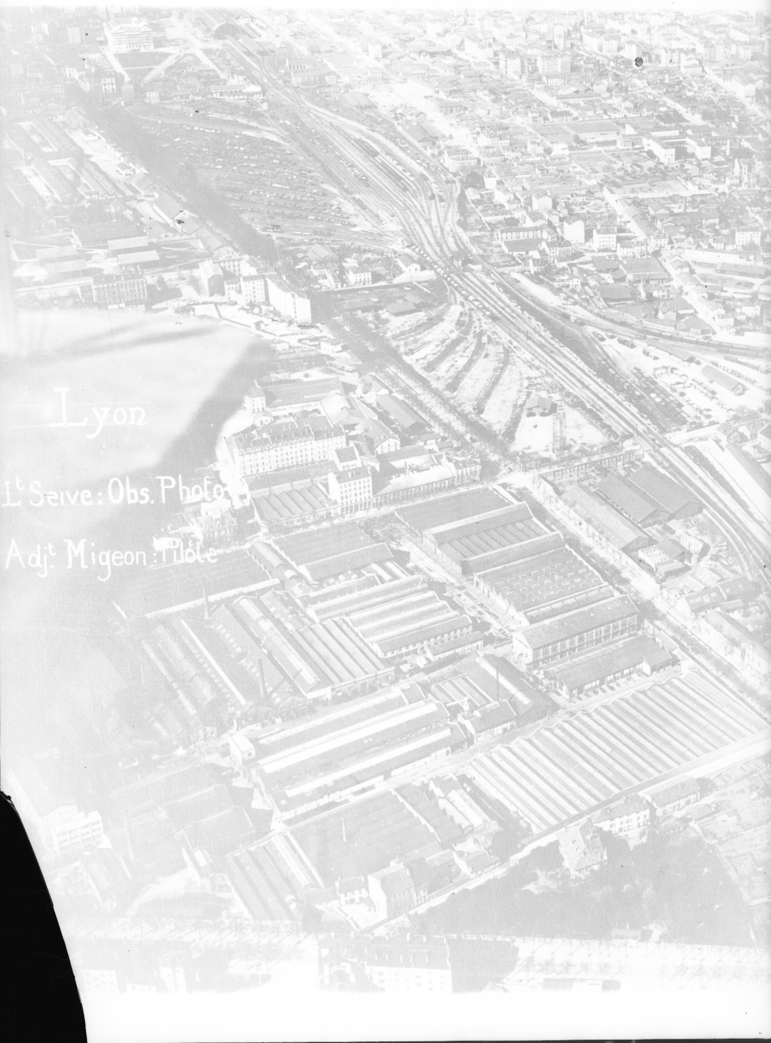 [Les usines de la Buire et le boulevard de la Part-Dieu. Lieutenant Seive : observation photographique, adjudant Migeon : pilote]