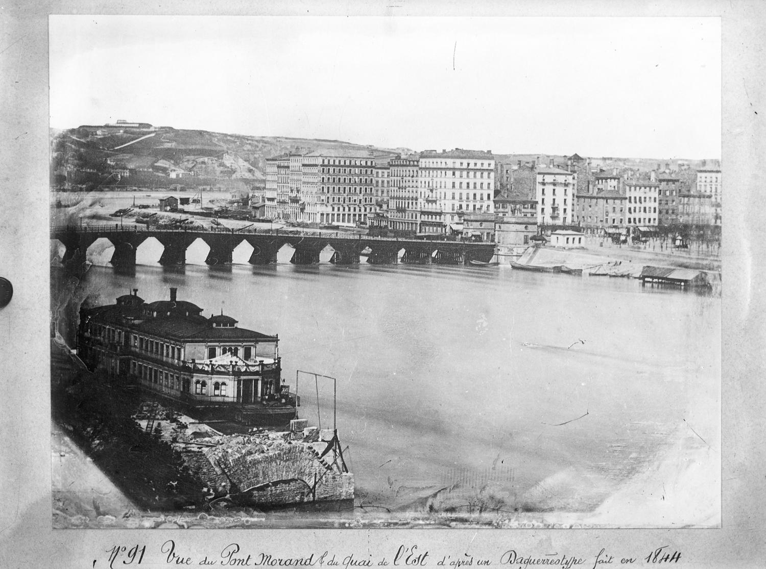 [Vue de l'ancien pont Morand en bois et du quai d'Albret, d'après un daguerréotype fait en 1844]