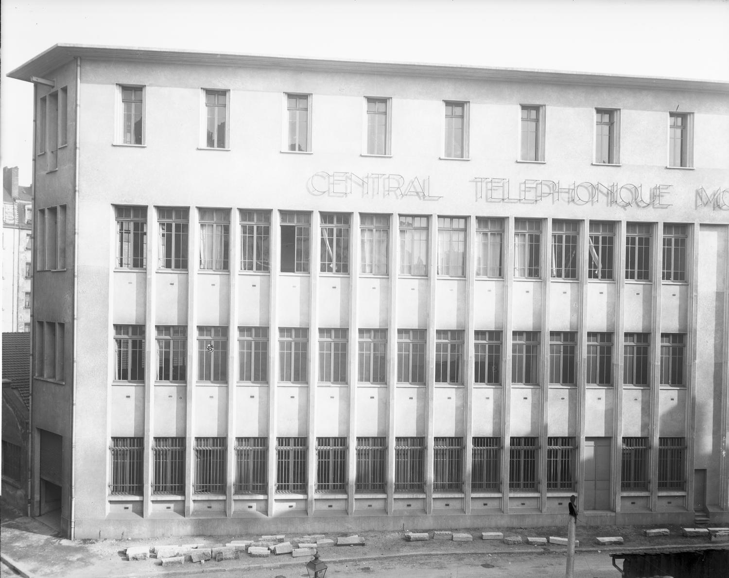 [Central téléphonique Moncey, rue Vaudrey : détail de la façade]