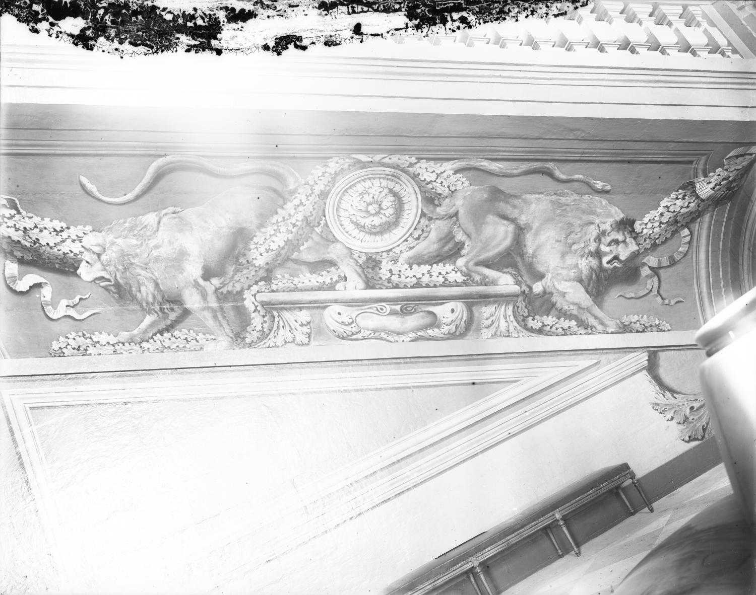 [Hôtel de ville de Lyon. Détail des peintures en grisailles du soubassement de l'escalier d'Honneur : lions adossés]