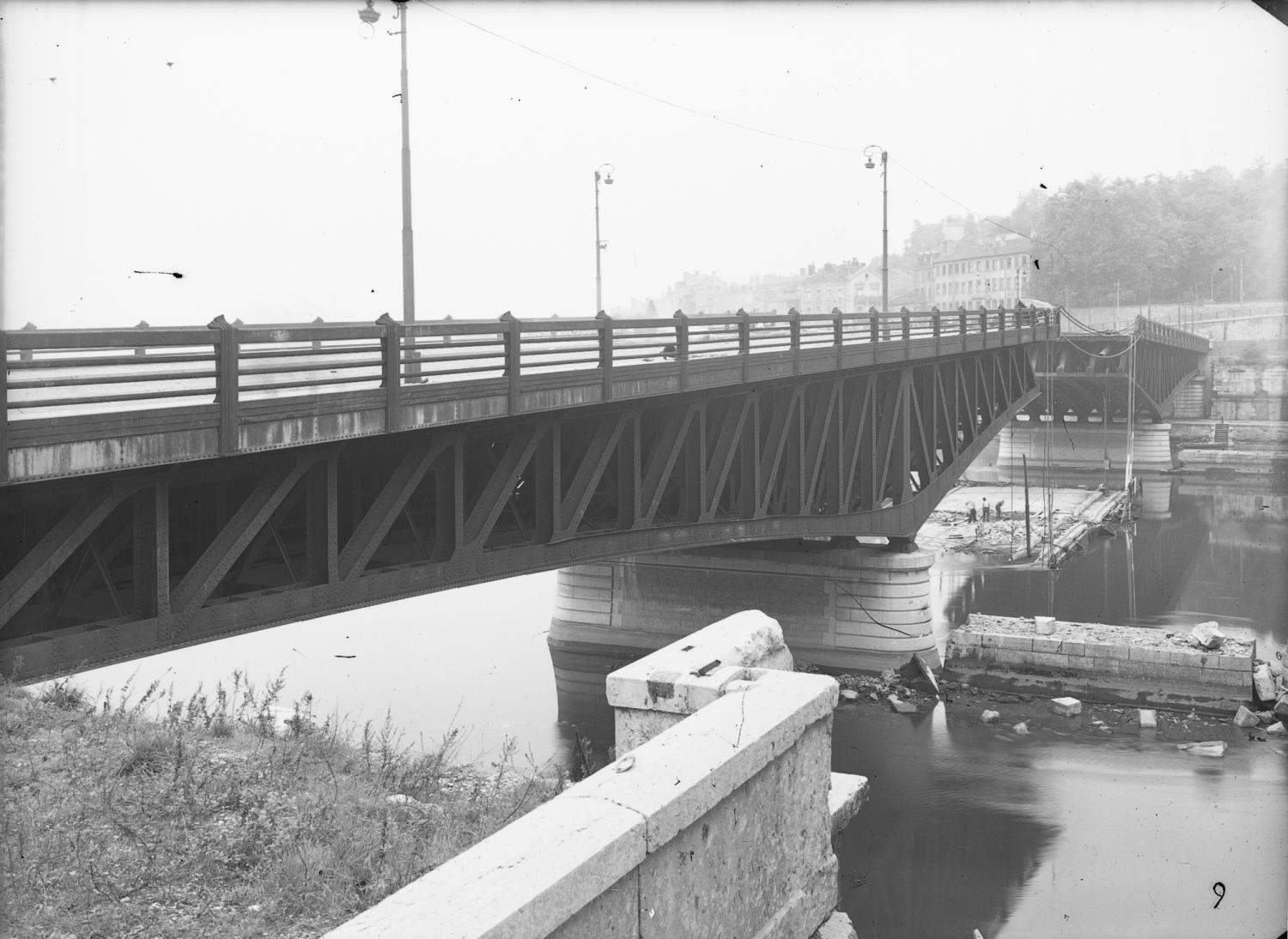 [Destruction des ponts de Lyon par l'armée allemande en septembre 1944 : pont de La Mulatière]