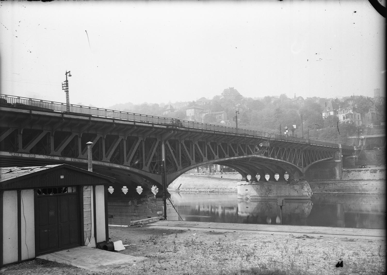 [Destruction des ponts de Lyon par l'armée allemande en septembre 1944 : viaduc de la S.N.C.F. dit viaduc de la Quarantaine à Perrache]