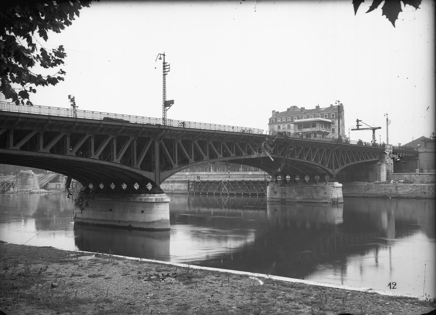 [Destruction des ponts de Lyon par l'armée allemande en septembre 1944 : viaduc de la S.N.C.F. dit viaduc de la Quarantaine à Perrache]