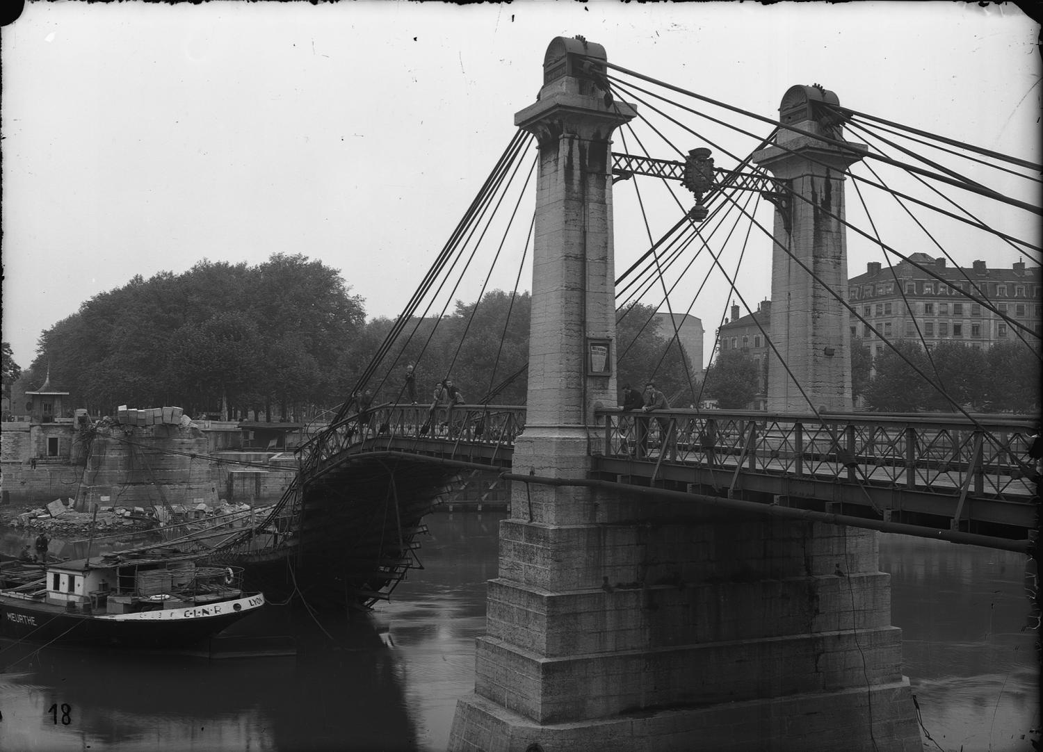 [Destruction des ponts de Lyon par l'armée allemande en septembre 1944 : pont Kitchener sur la Saône]