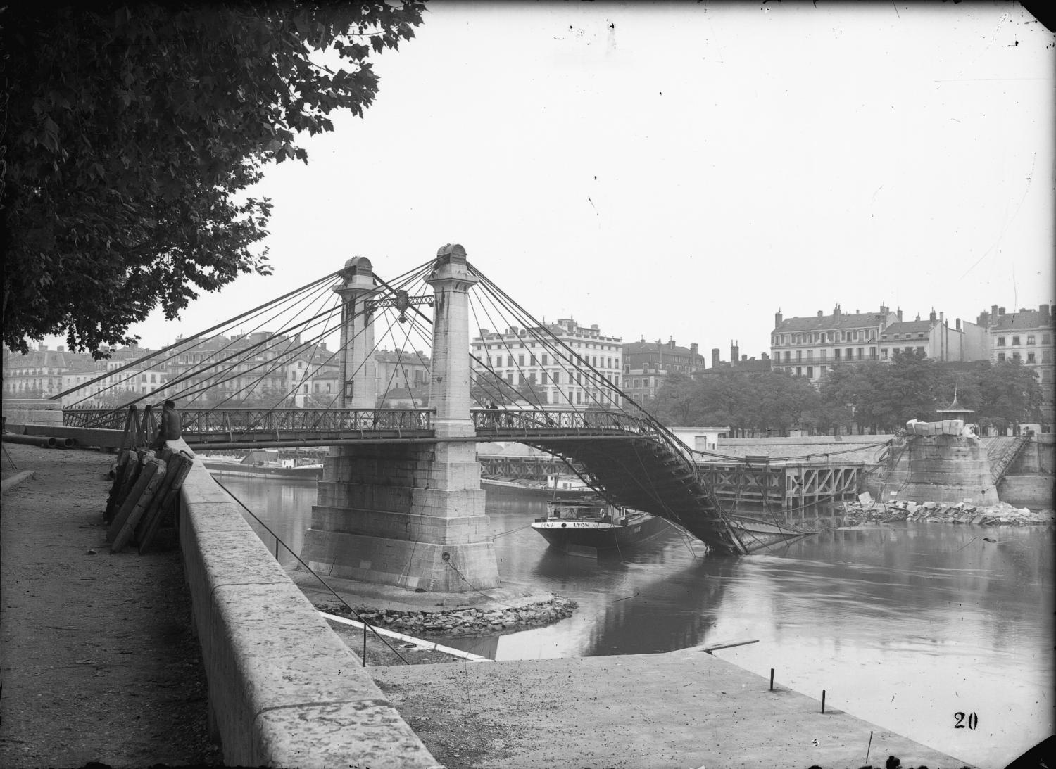 [Destruction des ponts de Lyon par l'armée allemande en septembre 1944 : pont Kitchener sur la Saône]