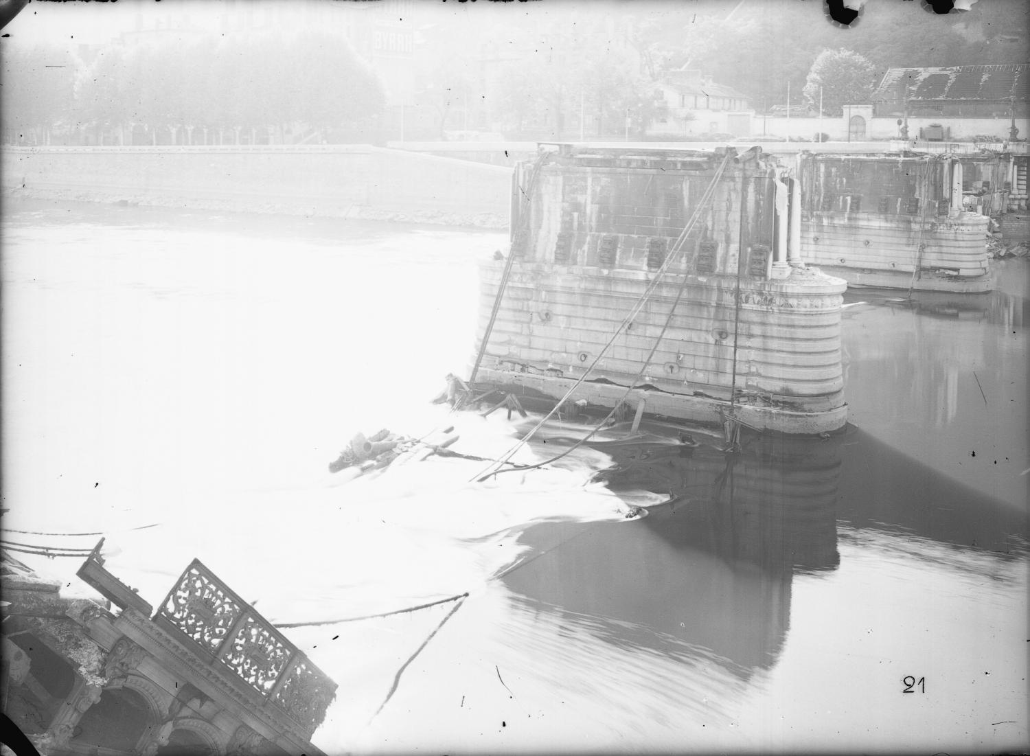 [Destruction des ponts de Lyon par l'armée allemande, 3 septembre 1944 : pont d'Ainay sur la Saône]