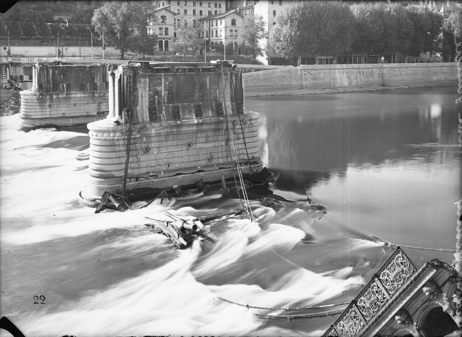 [Destruction des ponts de Lyon par l'armée allemande, 3 septembre 1944 : pont d'Ainay]