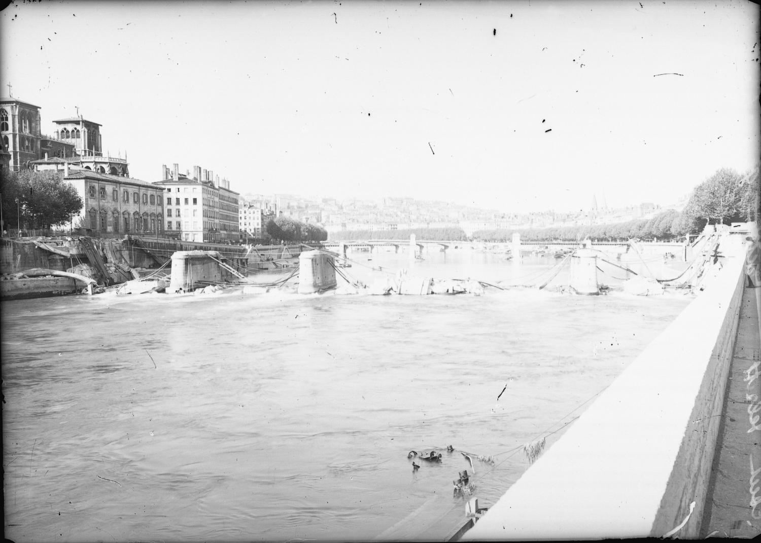 [Destruction des ponts de Lyon par l'armée allemande (1944) : pont Tilsitt]