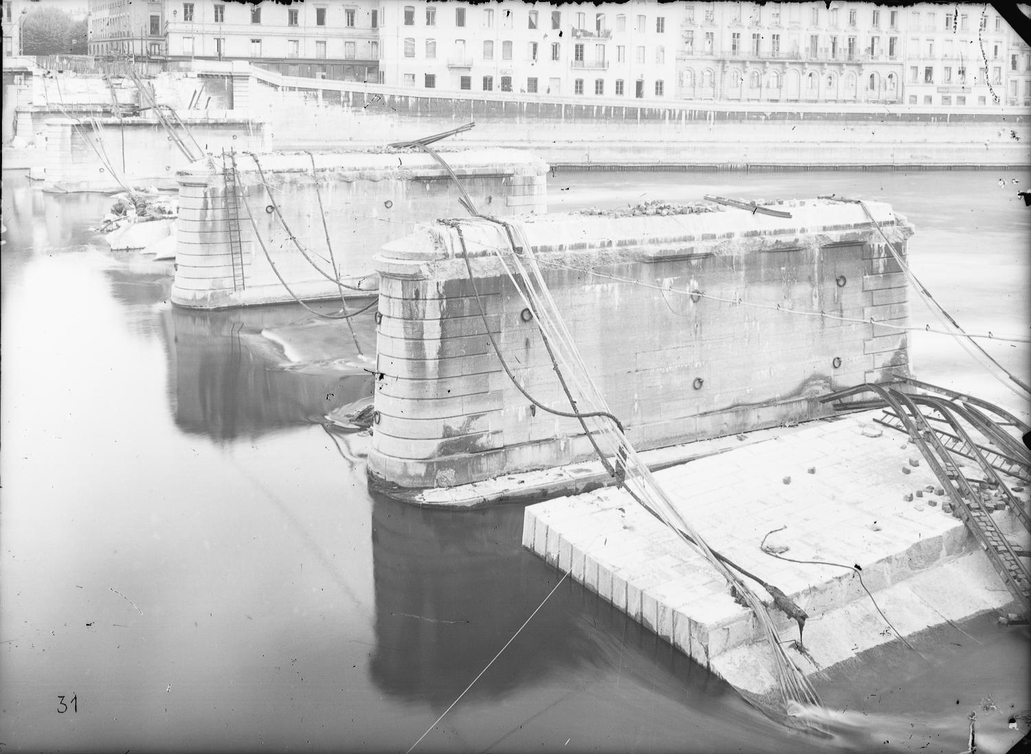 [Destruction des ponts de Lyon par l'armée allemande (1944) : pont Tilsitt]