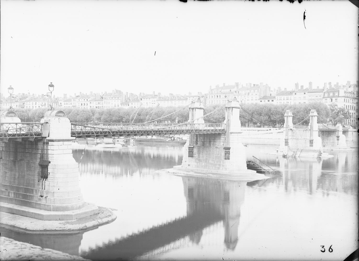 [Destruction des ponts de Lyon par l'armée allemande (1944) : pont du Palais de Justice]