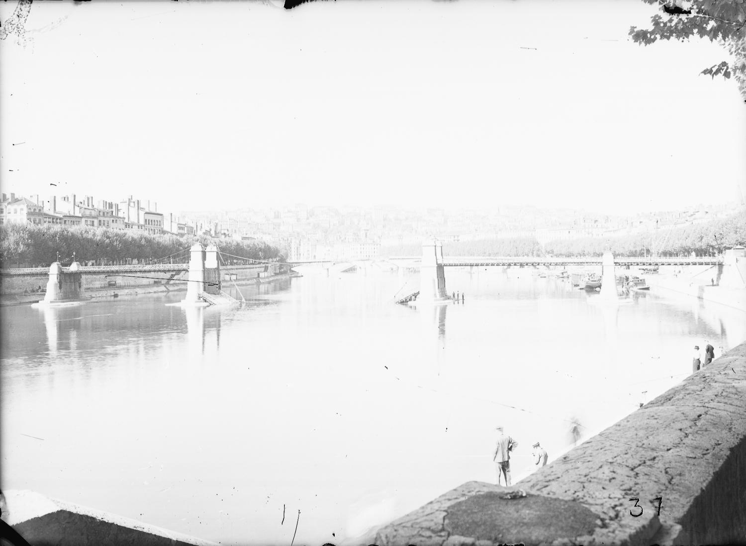 [Destruction des ponts de Lyon par l'armée allemande (1944) : pont du Palais de Justice]