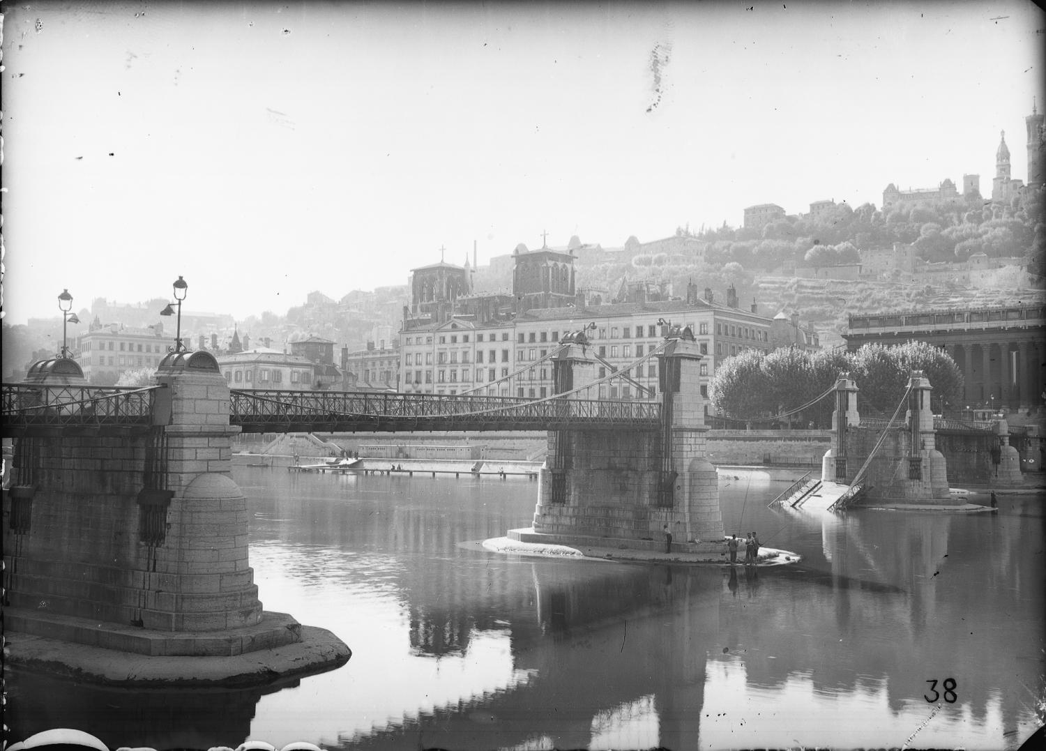 [Destruction des ponts de Lyon par l'armée allemande (1944) : pont du Palais de Justice]