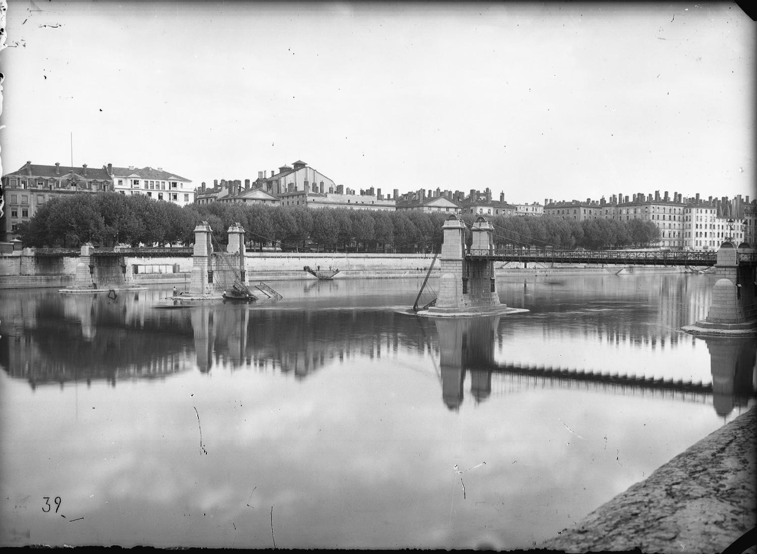 [Destruction des ponts de Lyon par l'armée allemande (1944) : pont du Palais de Justice]