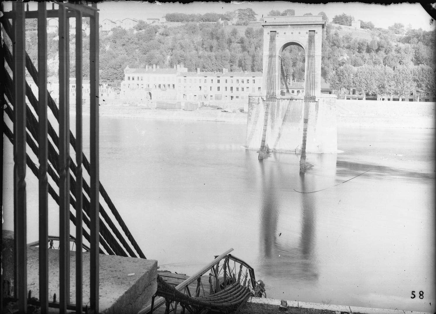 [Destruction des ponts de Lyon par l'armée allemande en septembre 1944 : pont Masaryk]