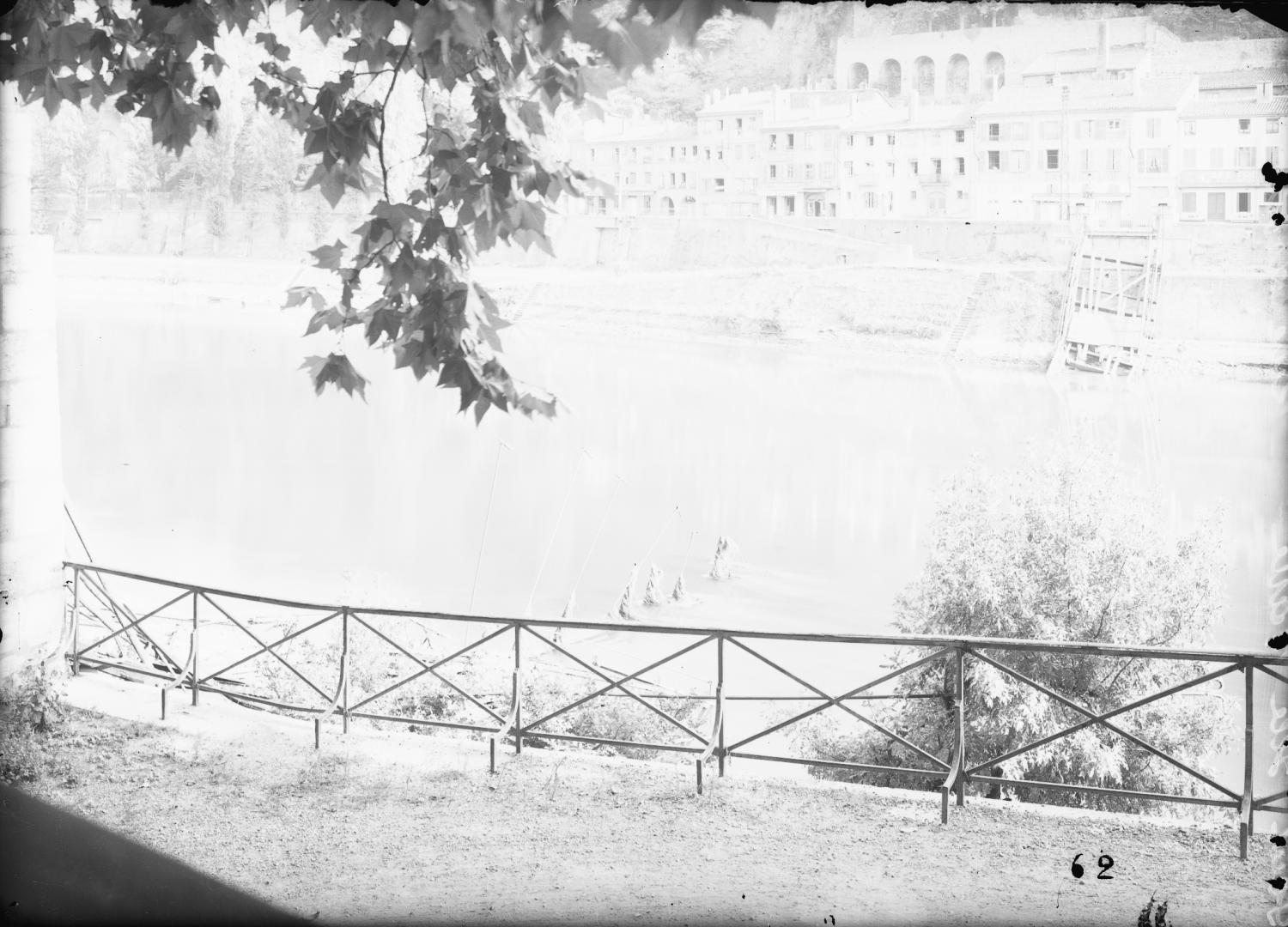 [Destruction des ponts de Lyon par l'armée allemande : pont de l'Ile-Barbe]