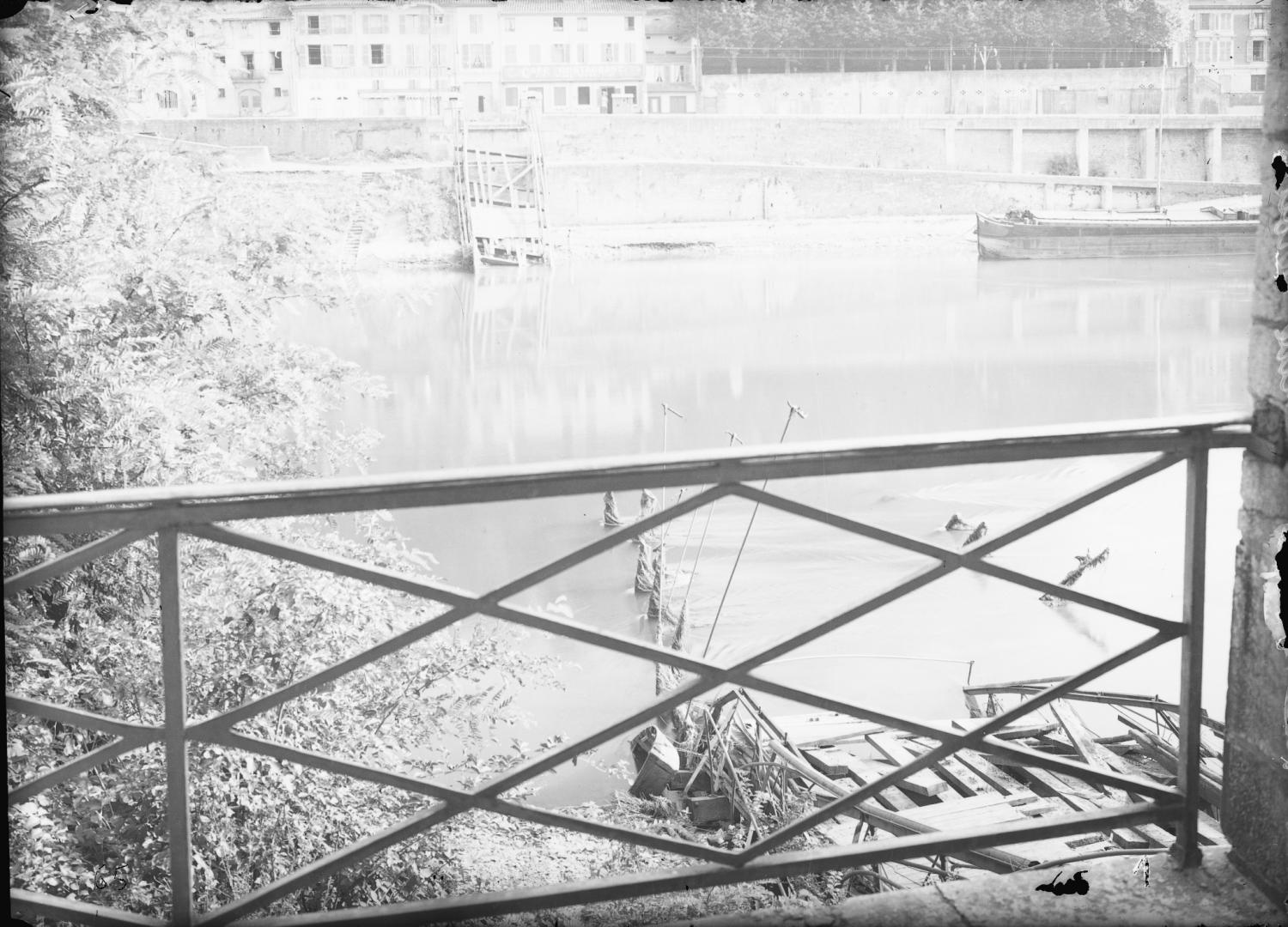 [Destruction des ponts de Lyon par l'armée allemande : pont de l'Ile Barbe]