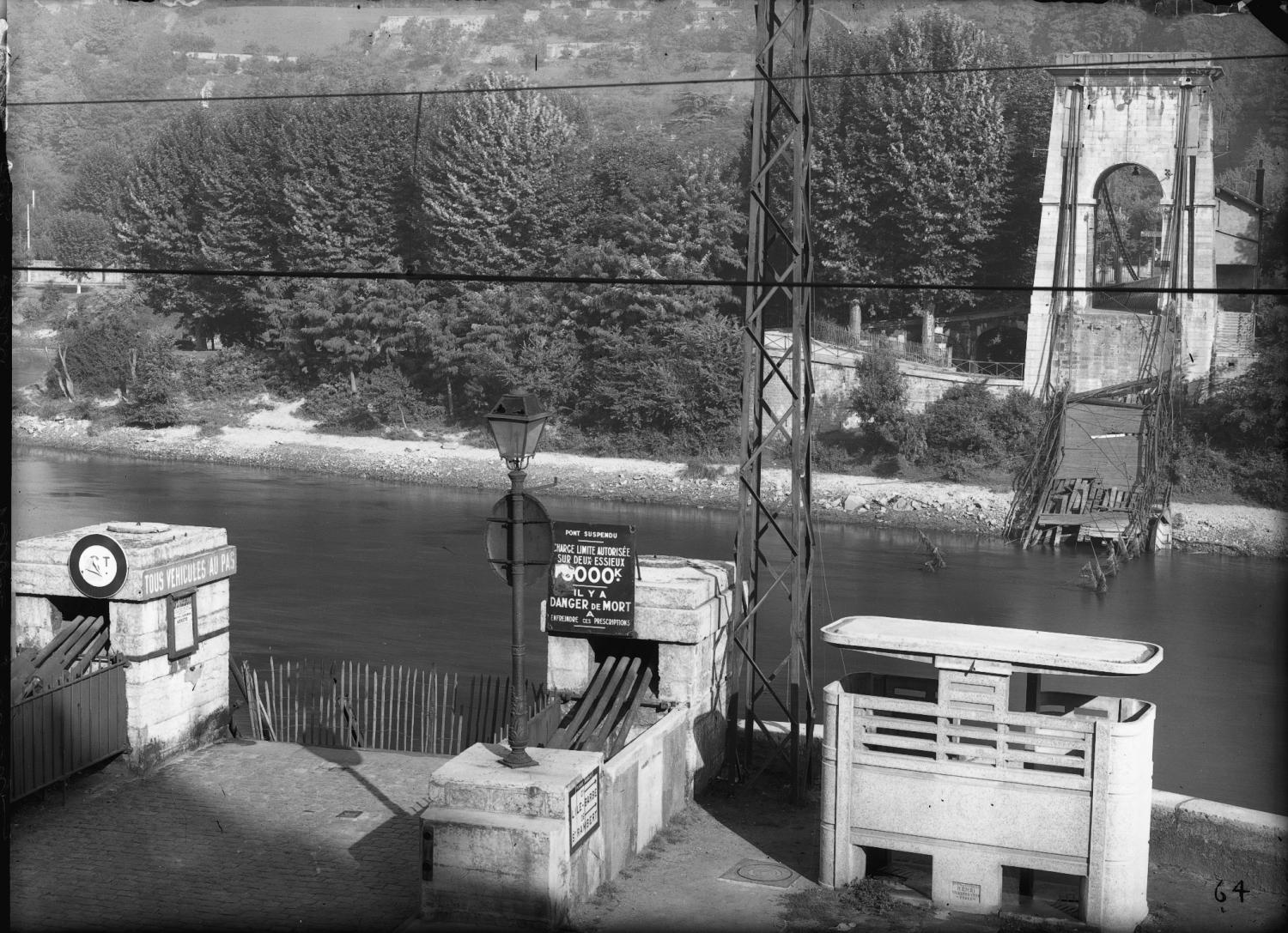 [Destruction des ponts de Lyon par l'armée allemande : pont de l'Ile Barbe]