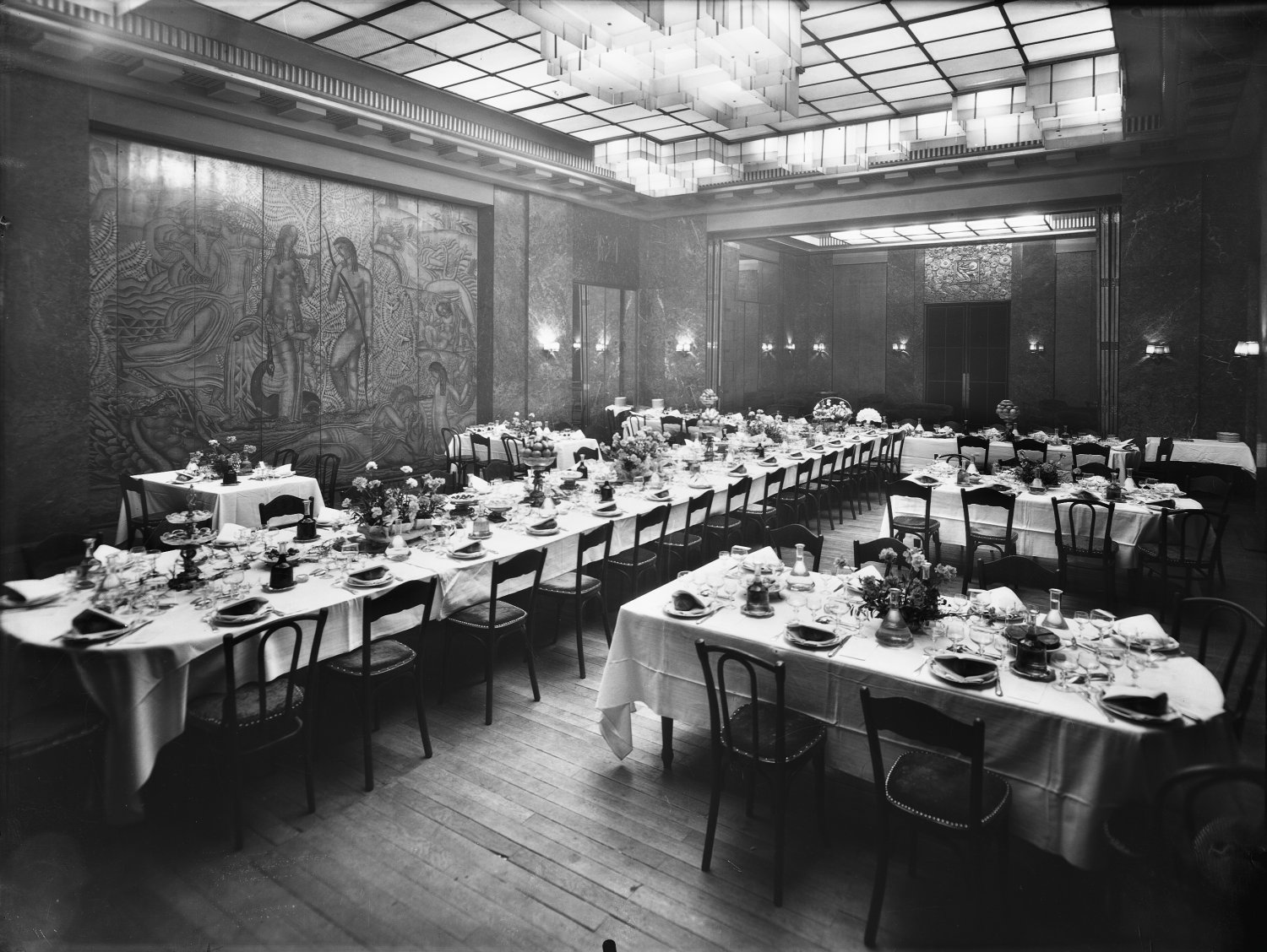 [Restaurant Berrier et Milliet, place Bellecour : tables dressées dans la nouvelle salle des fêtes]