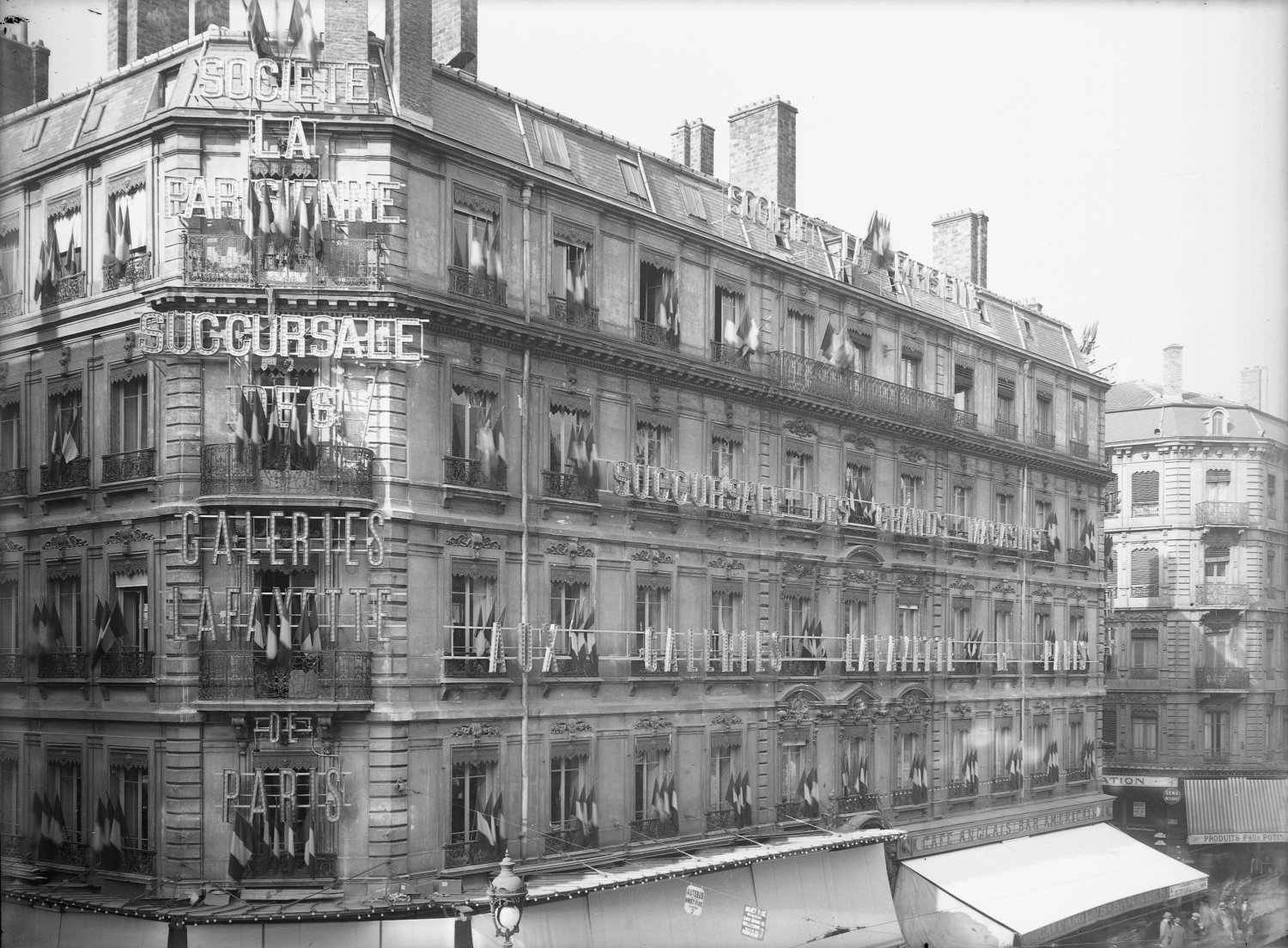 [Façade d'immeuble 24, rue de la République : publicités lumineuses pour les magasins "A la Parisienne" et les Galeries Lafayette]