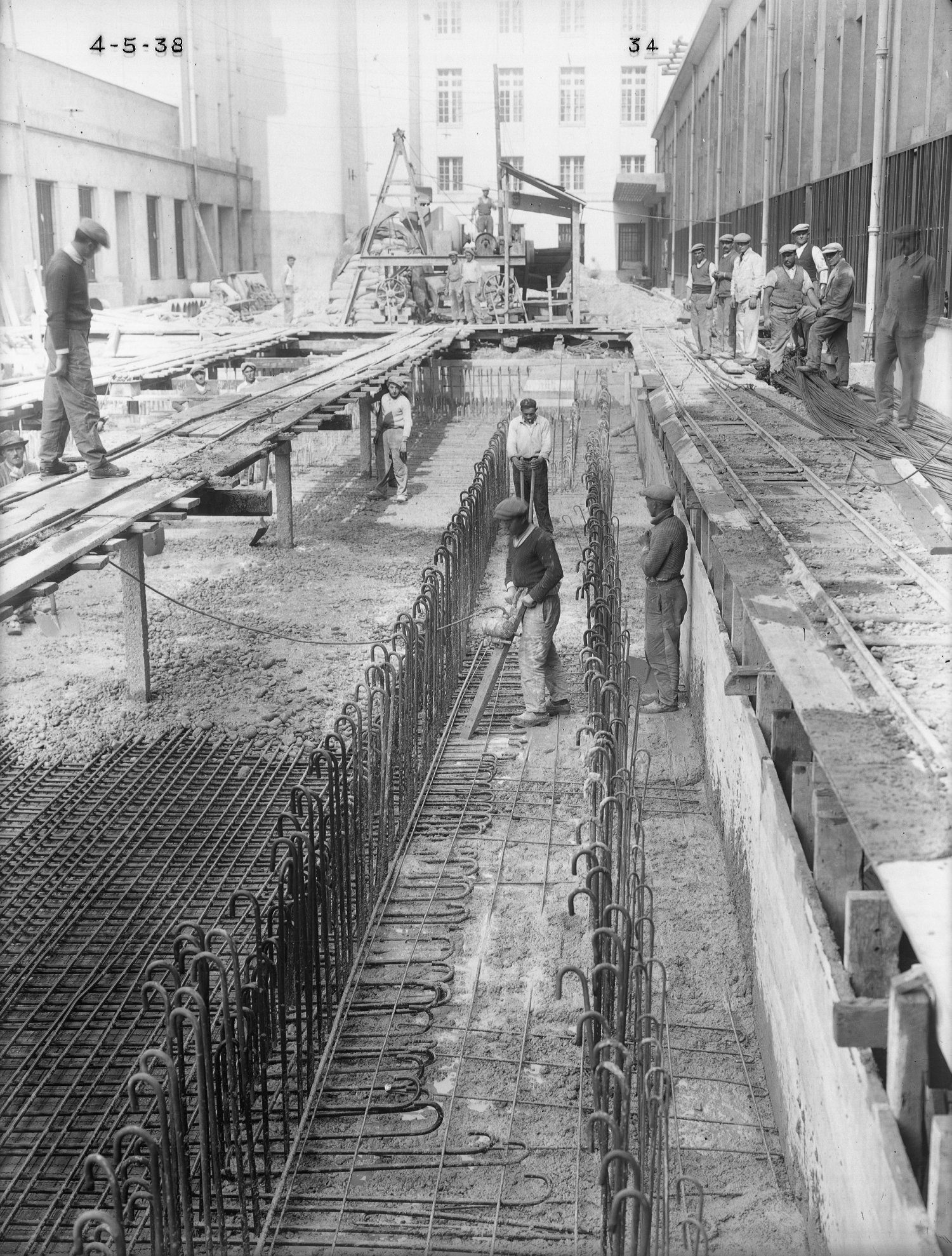 [Construction de l'Hôtel des Postes, Télégraphes et Téléphonies de Lyon (1934-1938) : ouvriers sur le chantier]