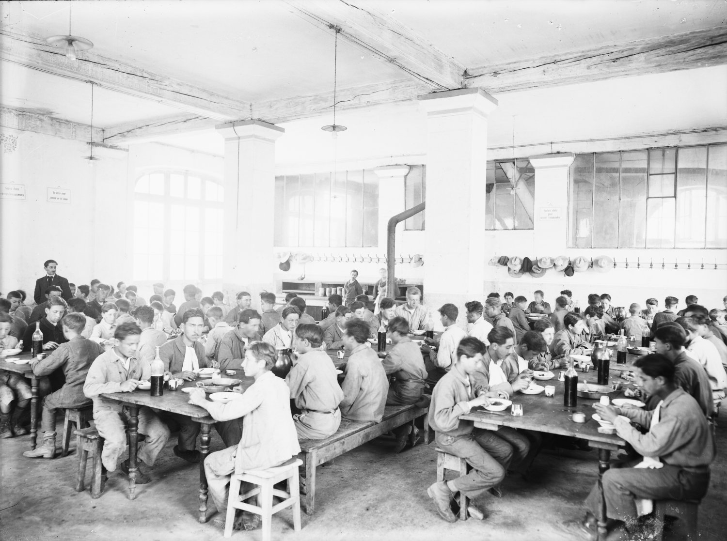 [Ecole de Cibeins, commune de Miserieux : le réfectoire]