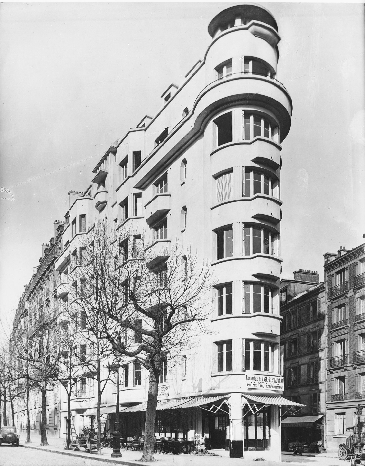 [Immeuble appartenant au Crédit à l'Epargne (Paris) : immeuble moderne d'angle boulevard Exelmans]
