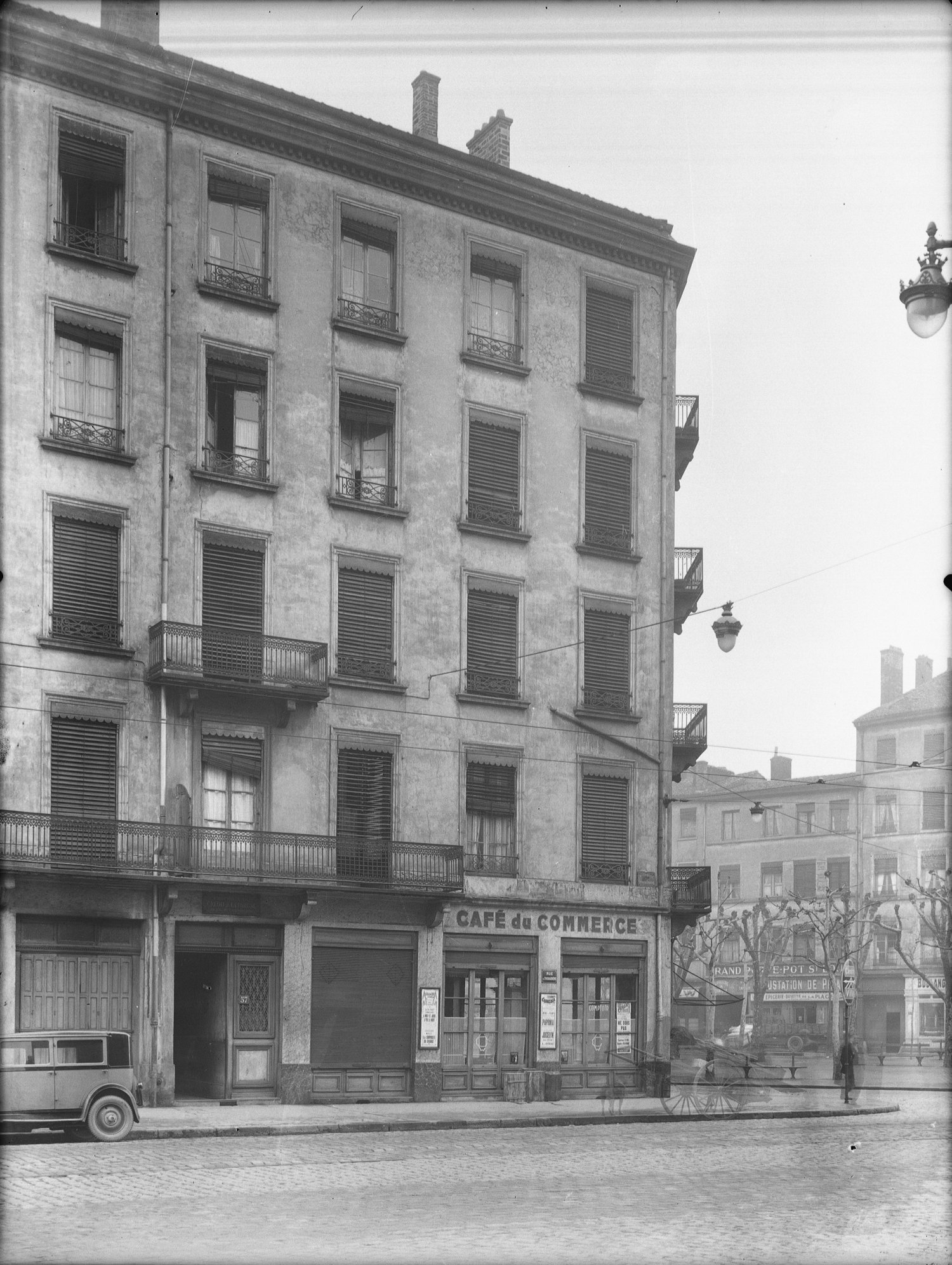 [Immeuble appartenant au Crédit à l'Epargne (Lyon) : café du Commerce]