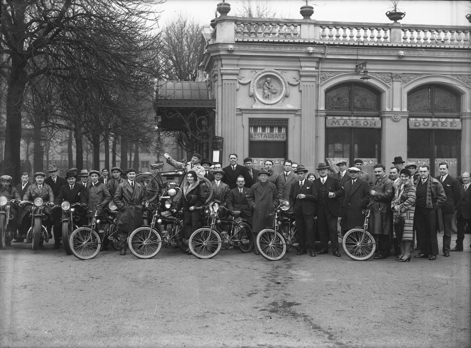 [Groupe de motocyclistes devant le restaurant "La Maison Dorée"]