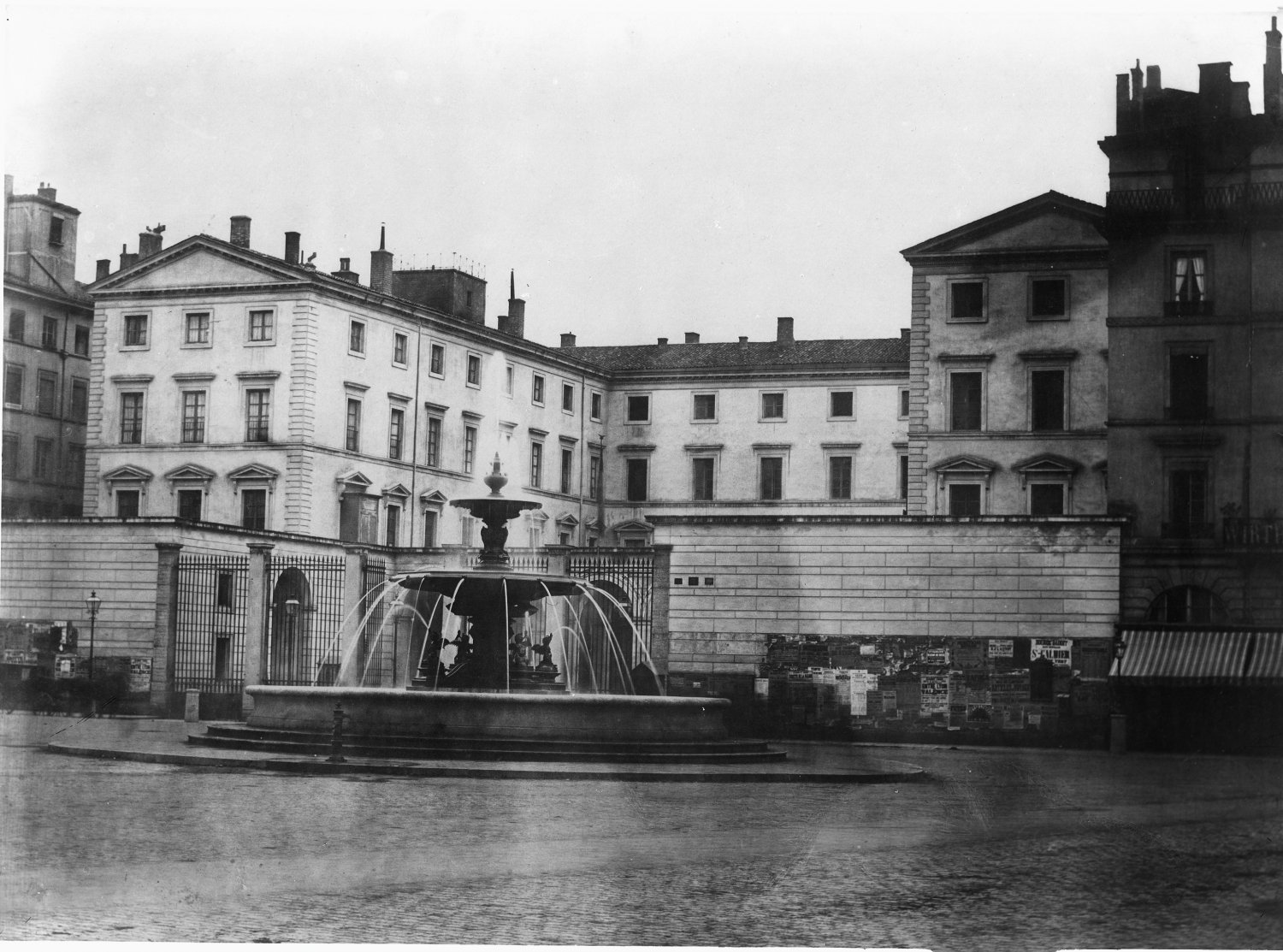 [La place des Jacobins et l'hôtel de la Préfecture du Rhône]