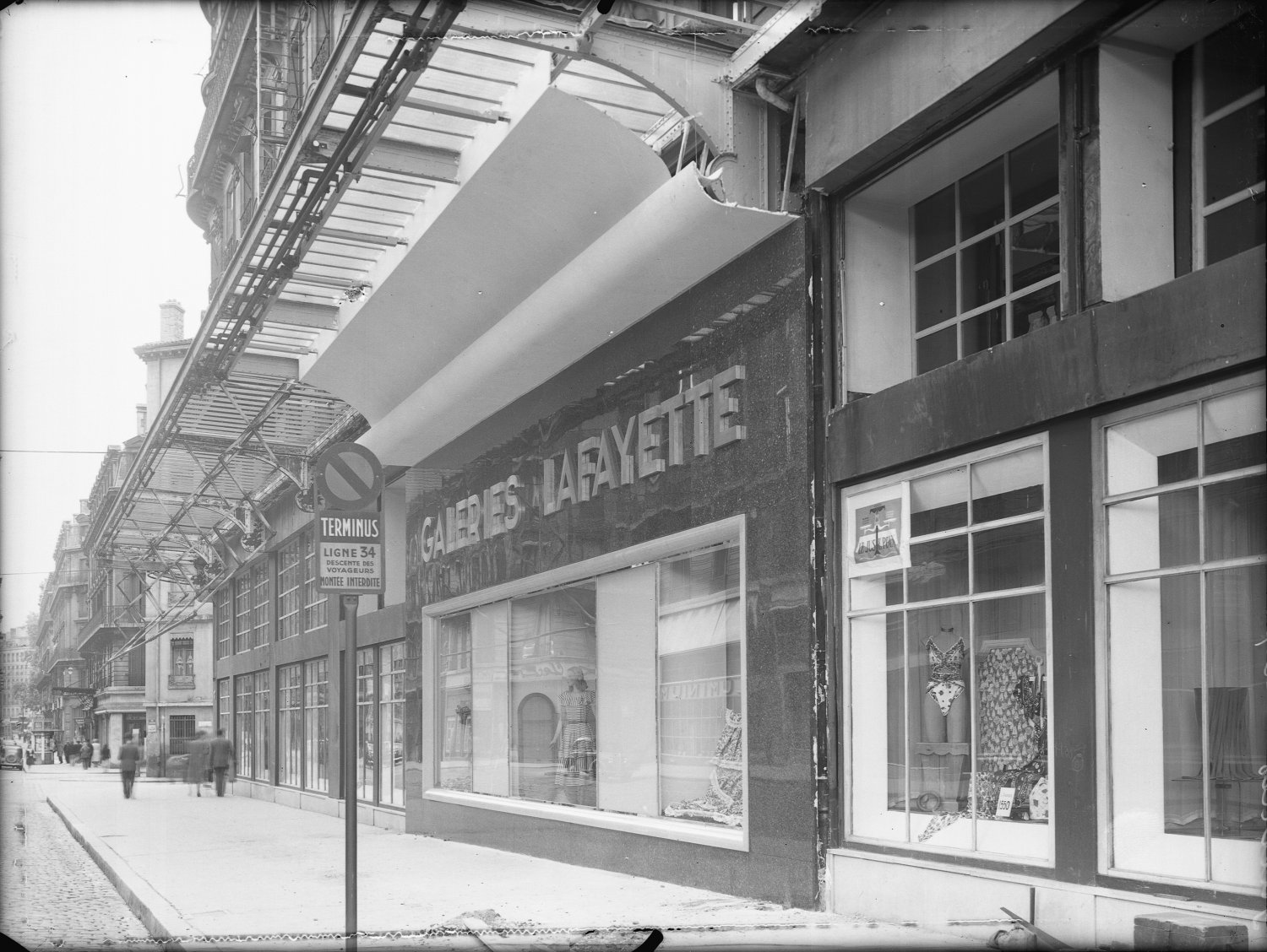 [Le magasin "Les Galeries Lafayette" vu depuis la rue Président-Carnot]