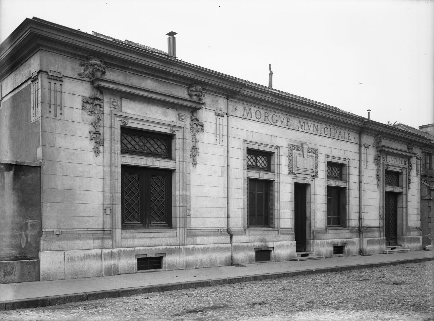 [La Morgue municipale à la faculté de Médecine, 66, rue Pasteur]