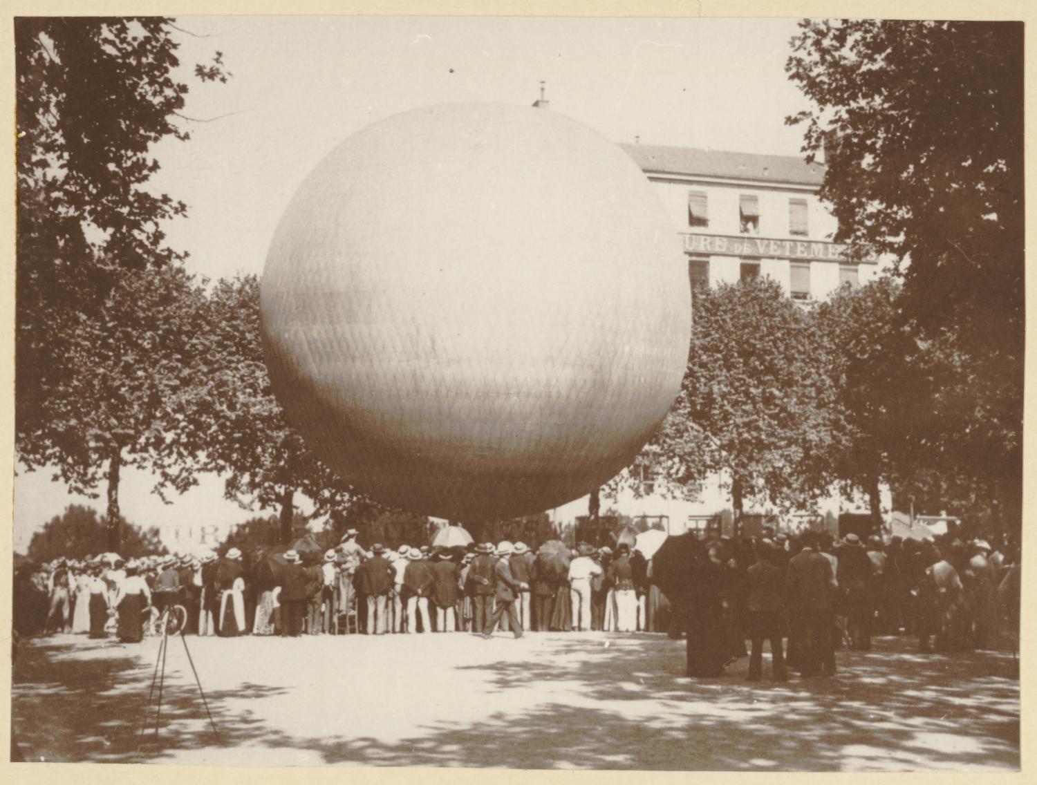 [Le départ d'un ballon, place de l'Abondance, un soir de juillet 1901]