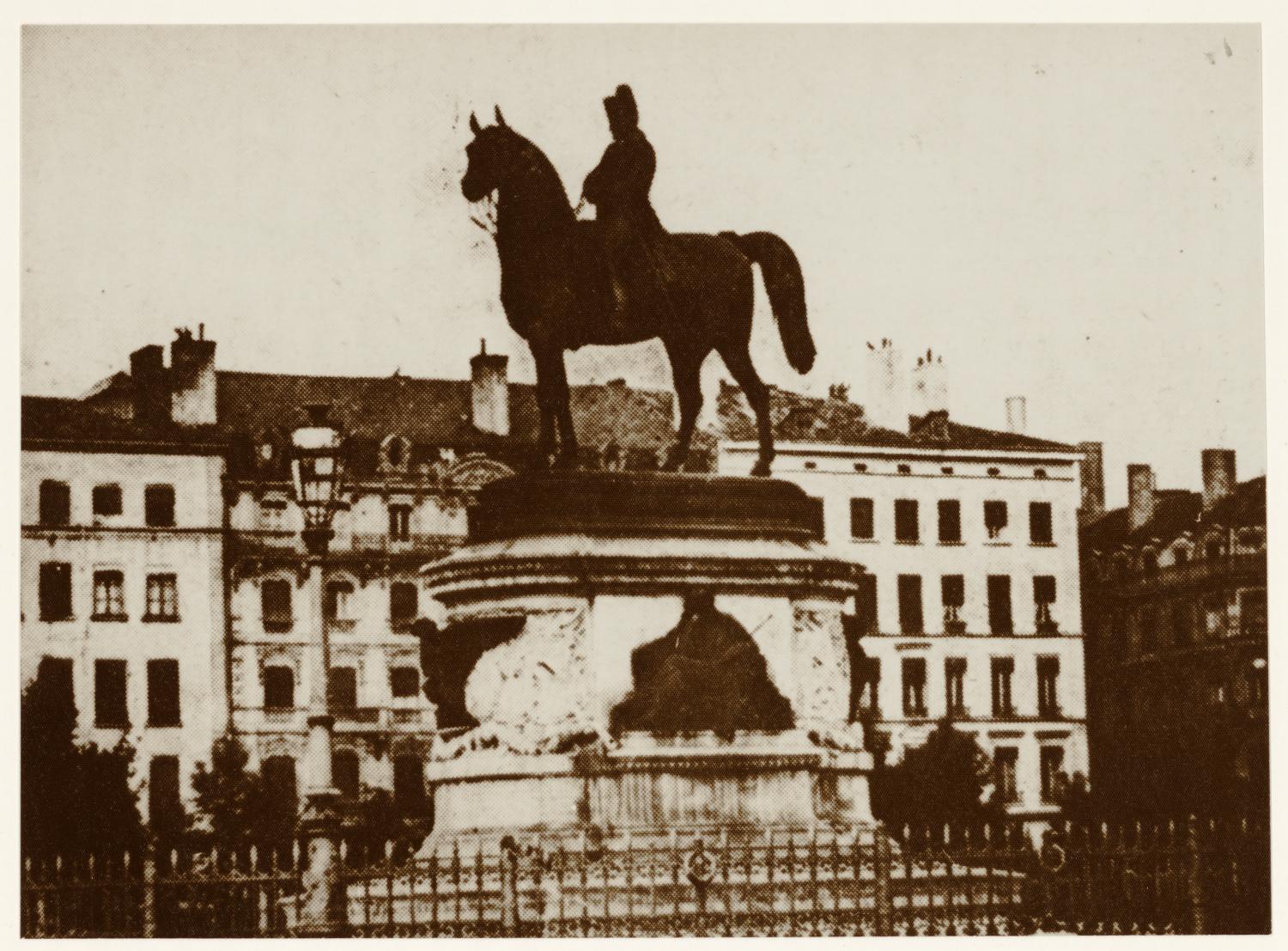 [La Statue équestre de Napoléon Ier place Napoléon, actuellement place Carnot]