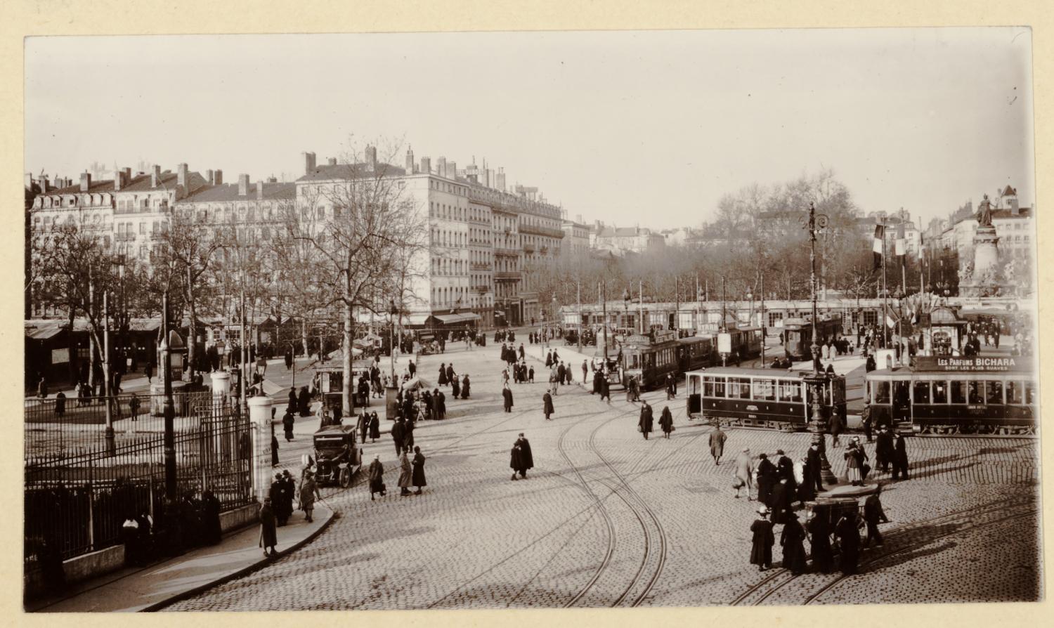 [Les Premiers tramways électriques à Perrache, au début du XXe siècle]