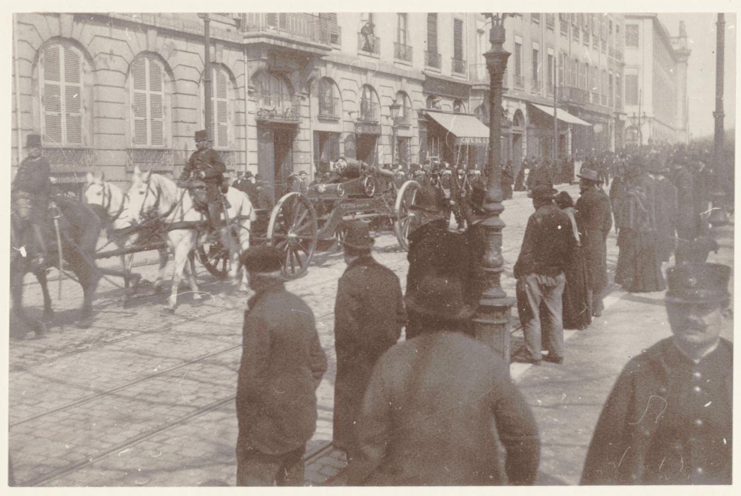 [Un défilé des troupes, place Bellecour, au début du XXe siècle]