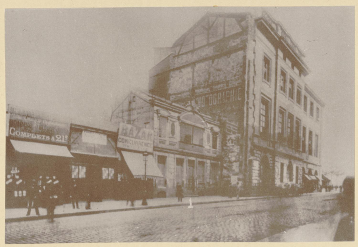 [La Rue de la Barre avant la construction de l'aile sud de l'Hôtel-Dieu de Lyon (vers 1893)]