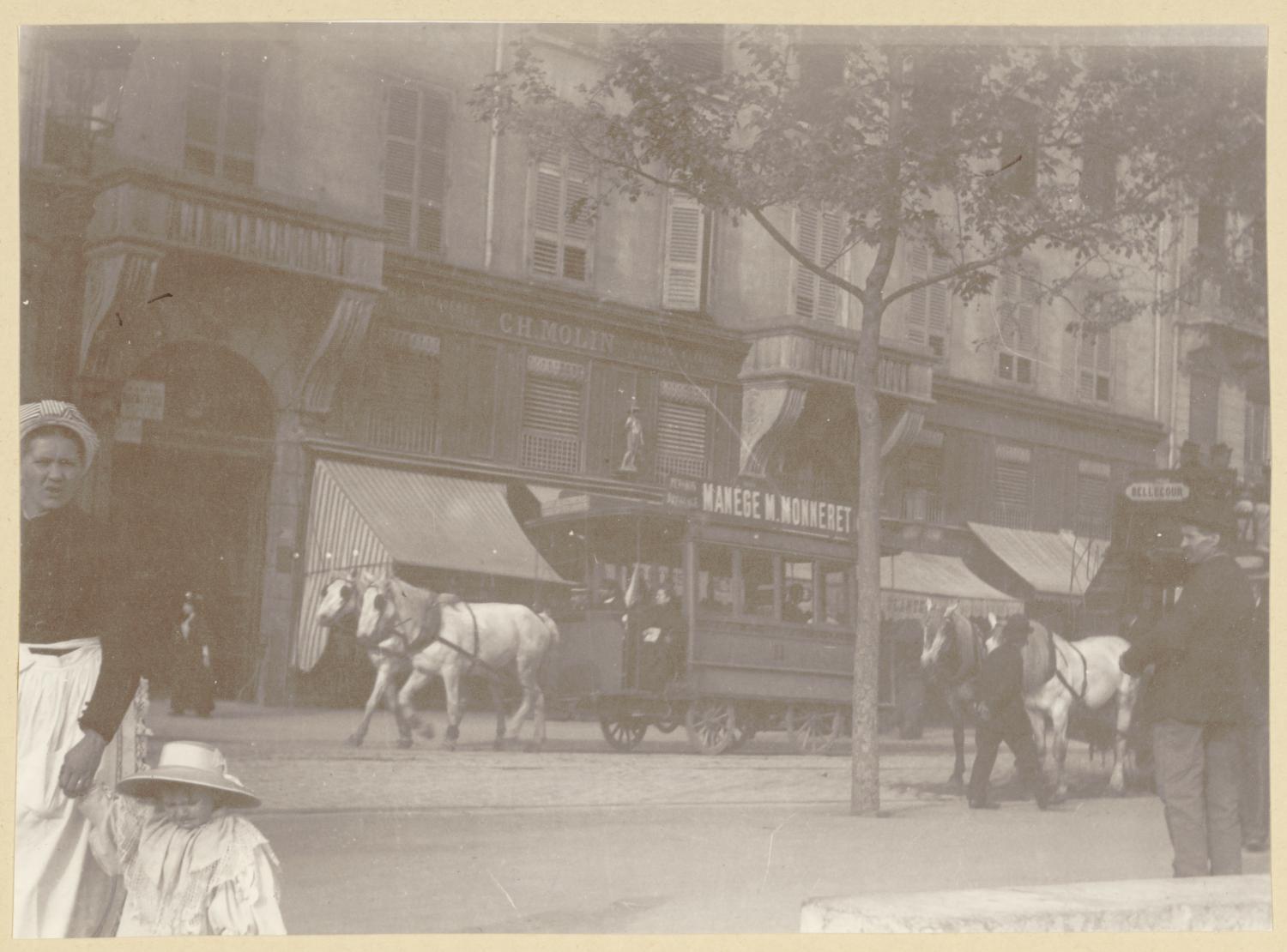 [Ligne Gare de Genève-Archeveché : car Ripert place Bellecour, à la fin du XIXe siècle]